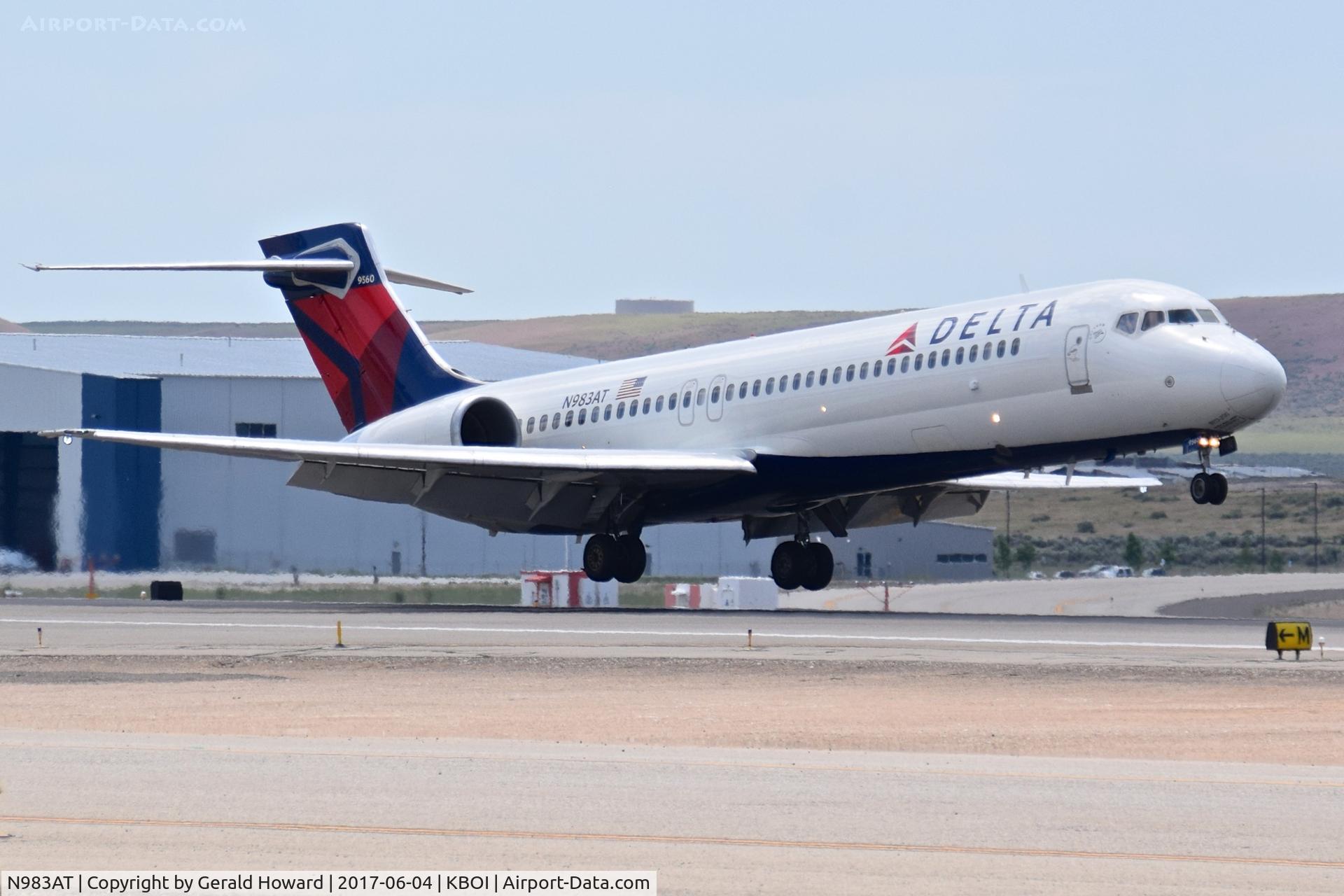 N983AT, 2005 Boeing 717-200 C/N 55052, Landing RWY 28R.