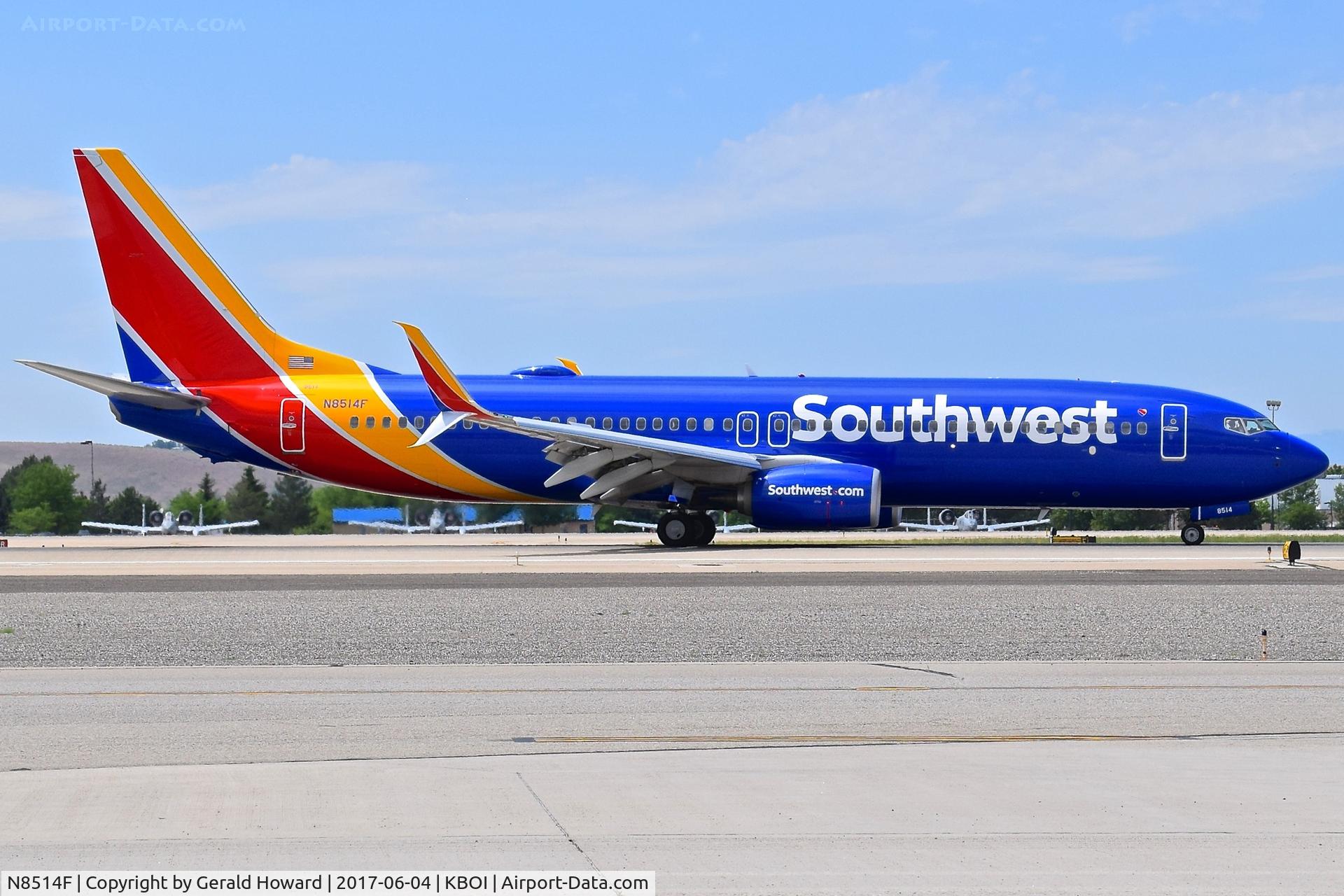 N8514F, 2016 Boeing 737-800 C/N 36975, End of landing roll out on RWY 28R.