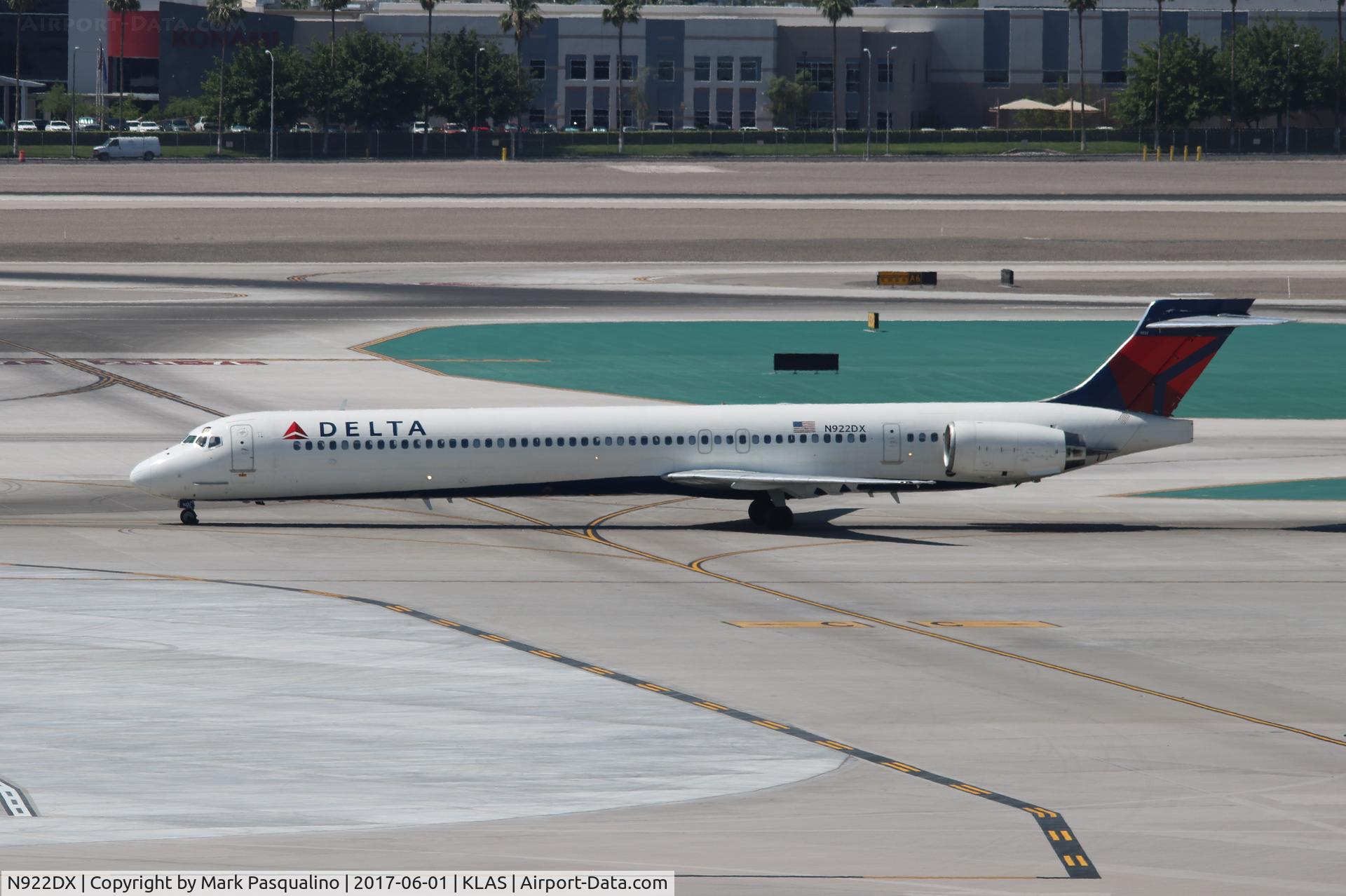 N922DX, 1997 McDonnell Douglas MD-90-30 C/N 53584, MD-90-30