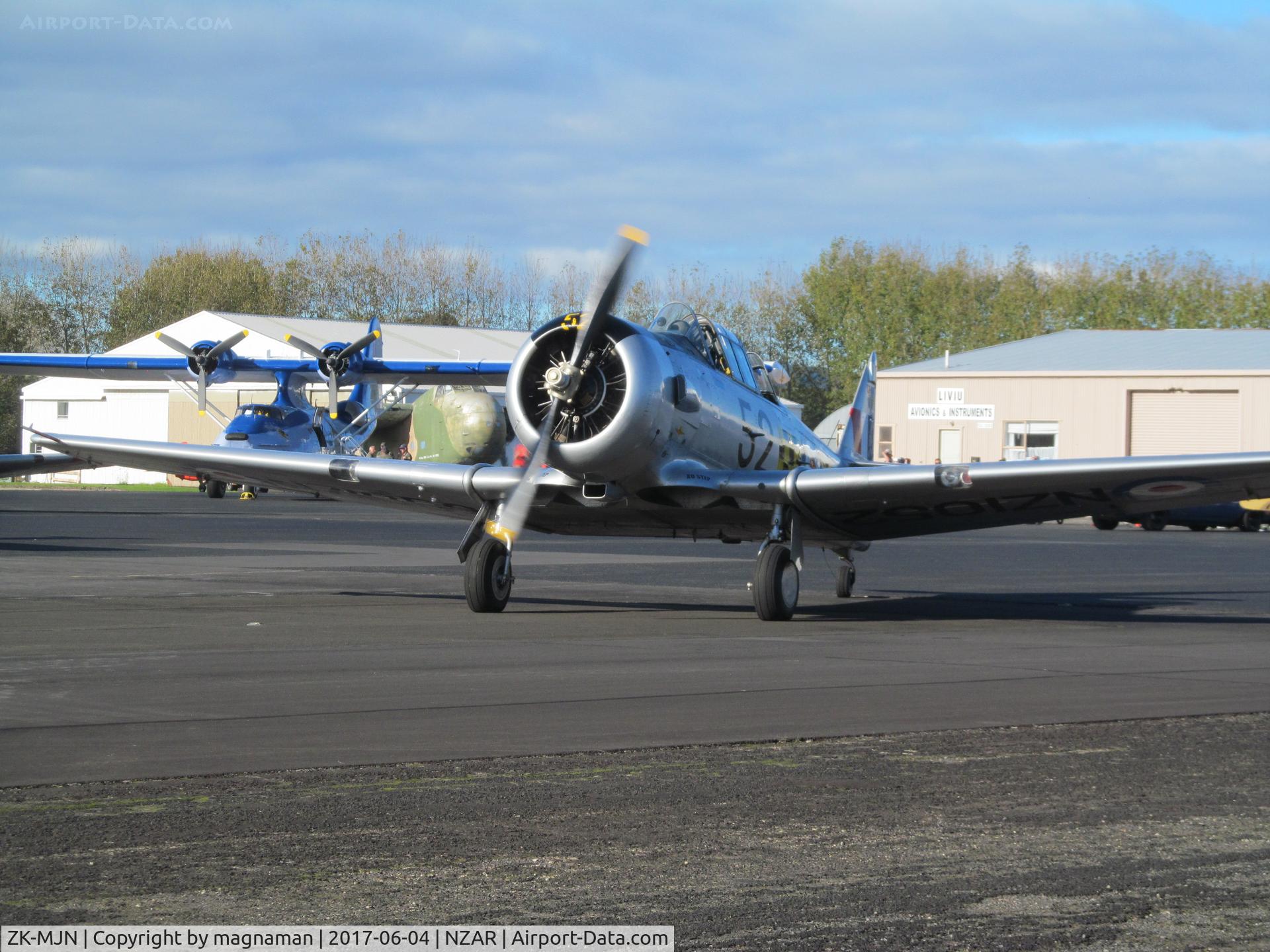 ZK-MJN, North American AT-6C Harvard IIA C/N 88-13909, taxying out for display