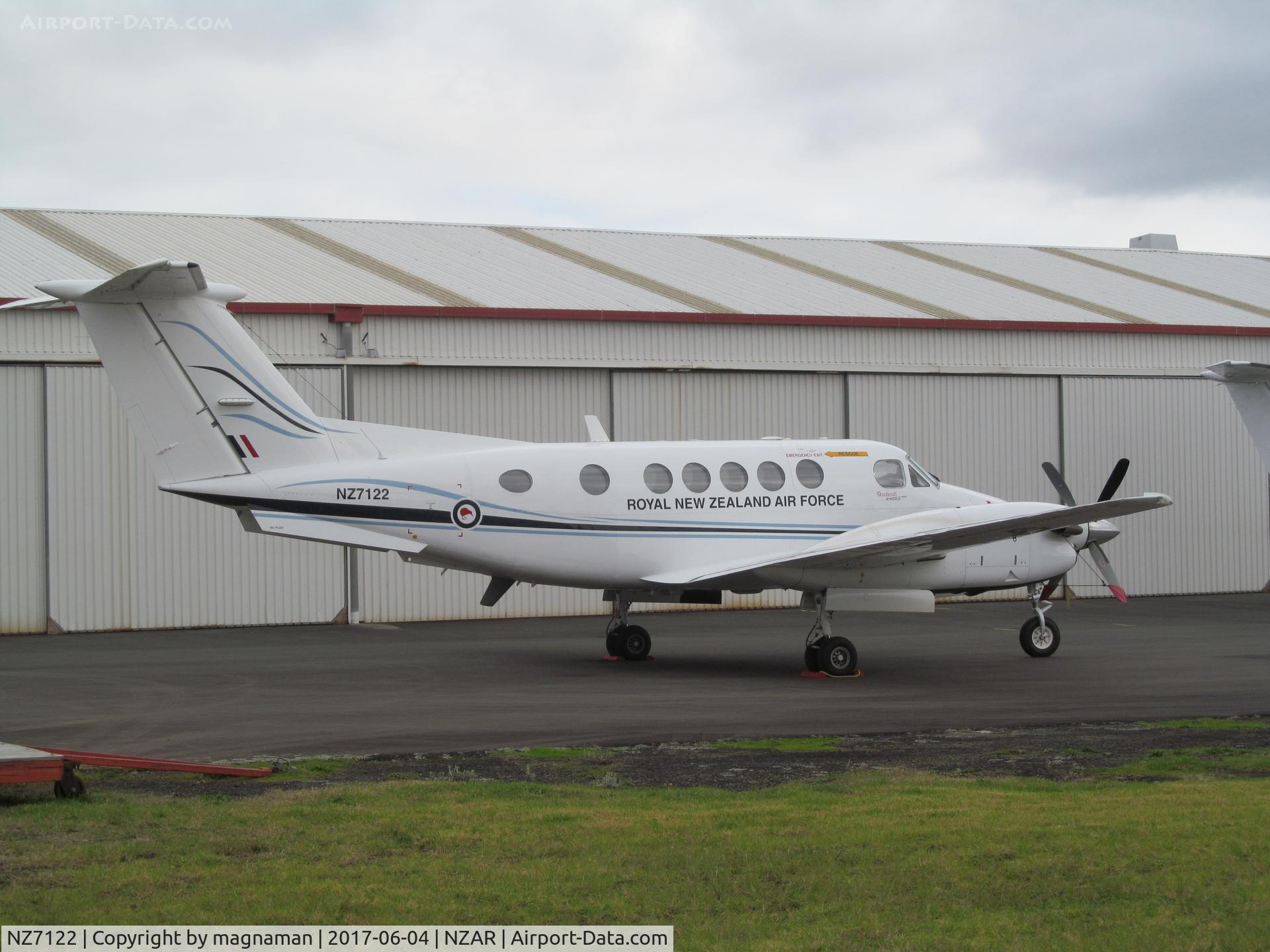 NZ7122, 2006 Raytheon B200 King Air C/N BB-1944, visiting to support air show
