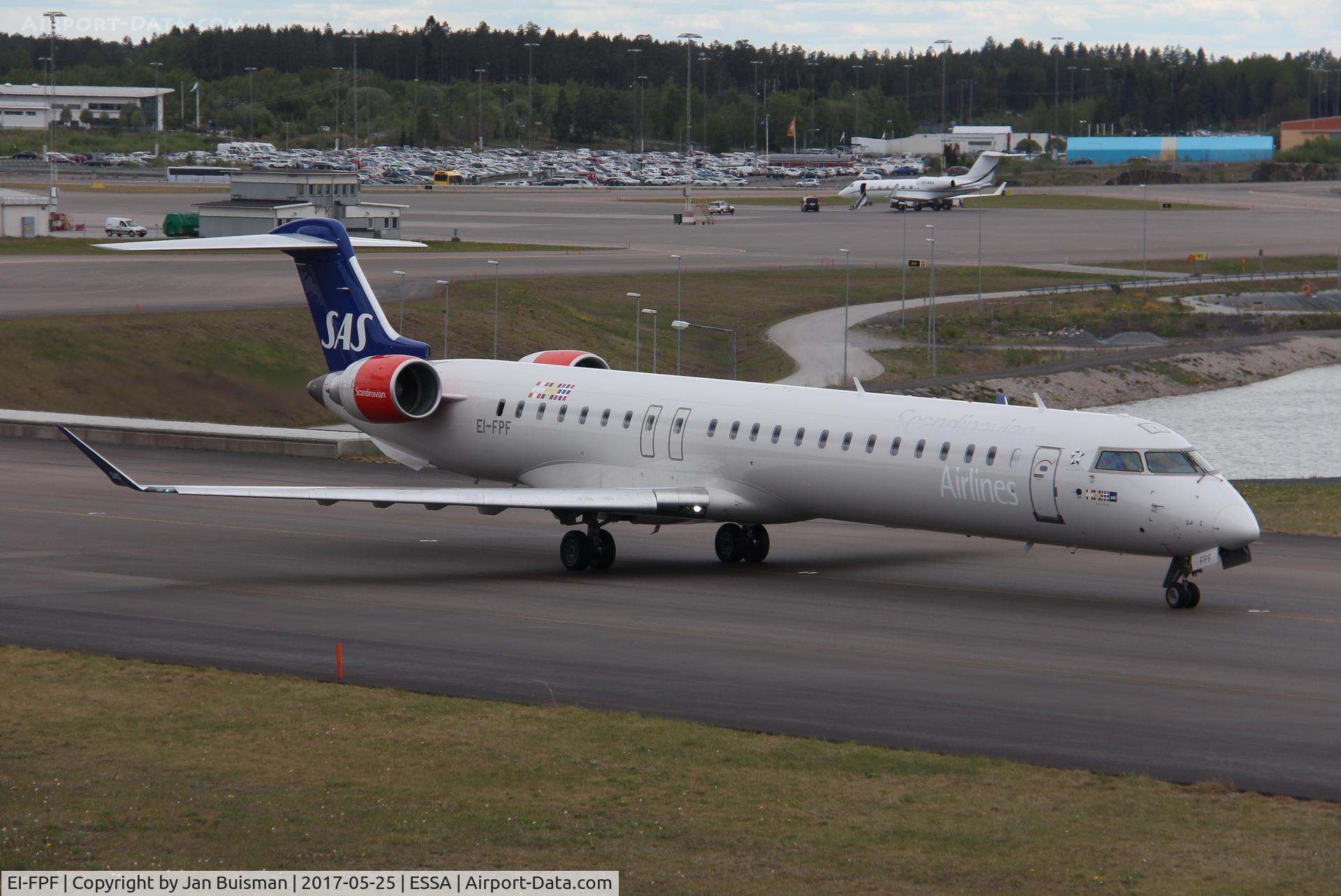EI-FPF, 2016 Bombardier CRJ-900LR (CL-600-2D24) C/N 15403, SAS on its way to gate