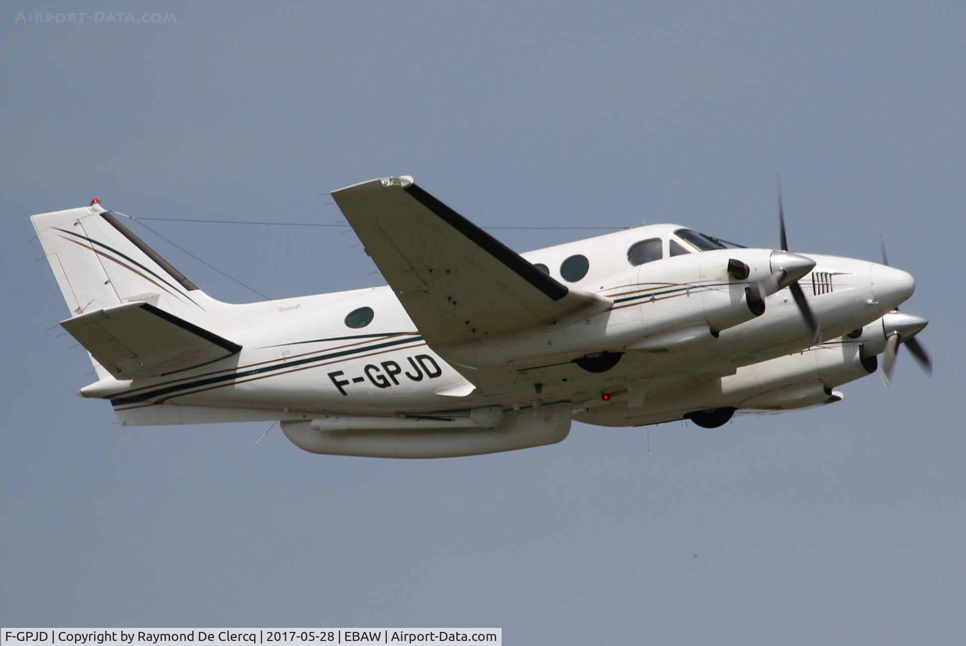 F-GPJD, 1979 Beech E90 King Air C/N LW-328, Departing .