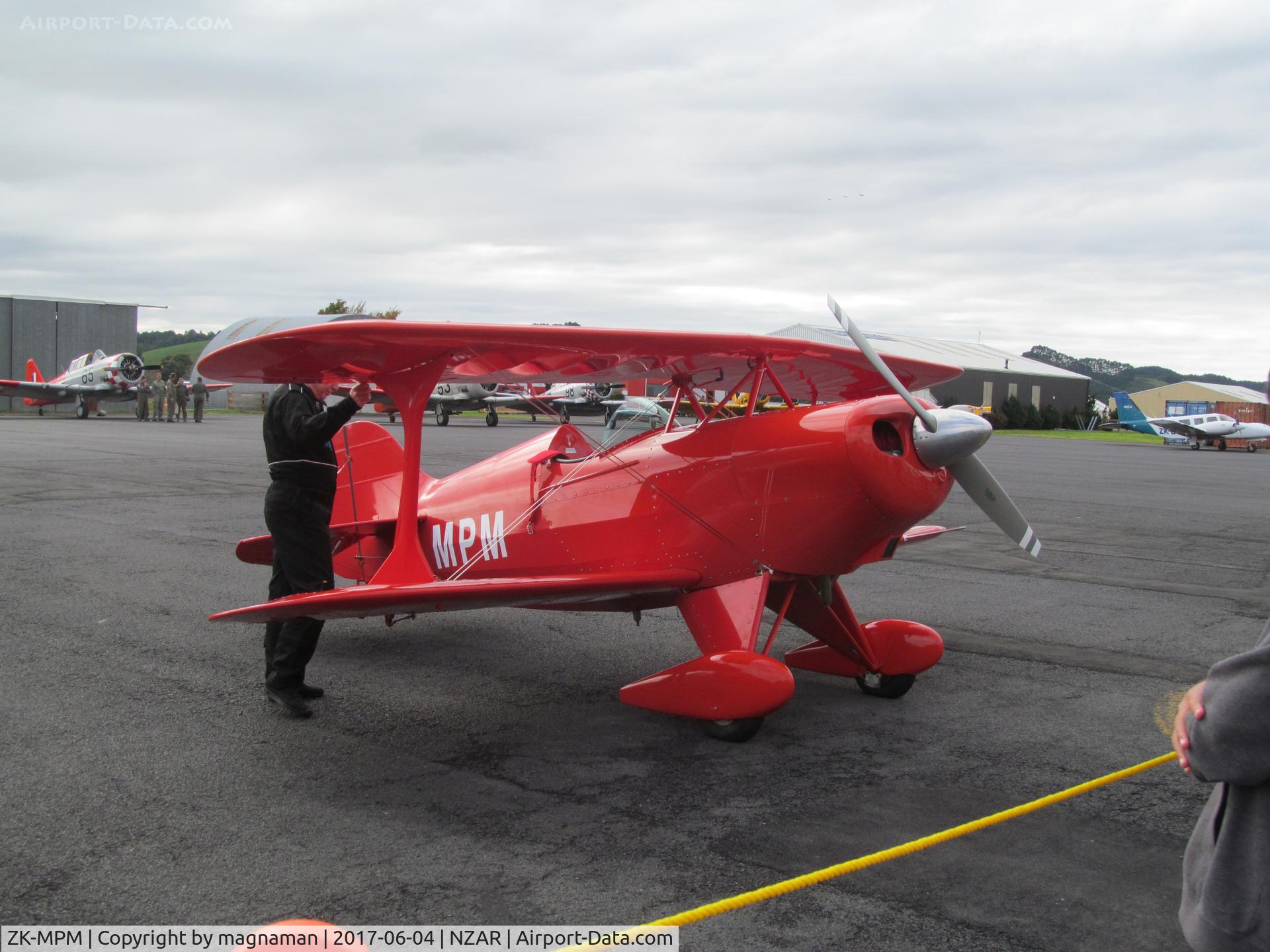 ZK-MPM, Pitts S-1 Special C/N 9627, awaiting race with McLaren car