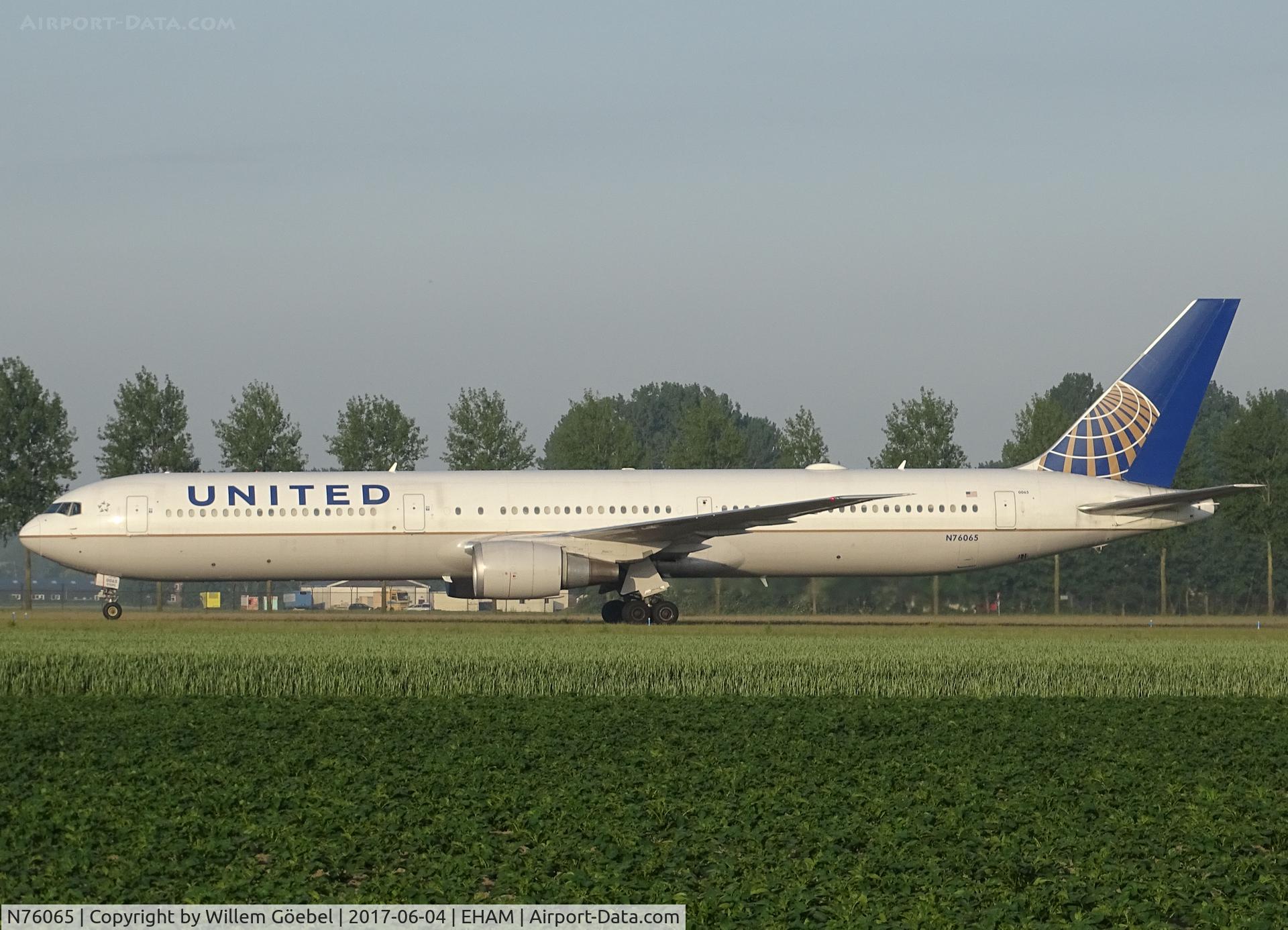N76065, 2002 Boeing 767-424/ER C/N 29460, Taxi to te gate on Amsterdam Schiphol Airport