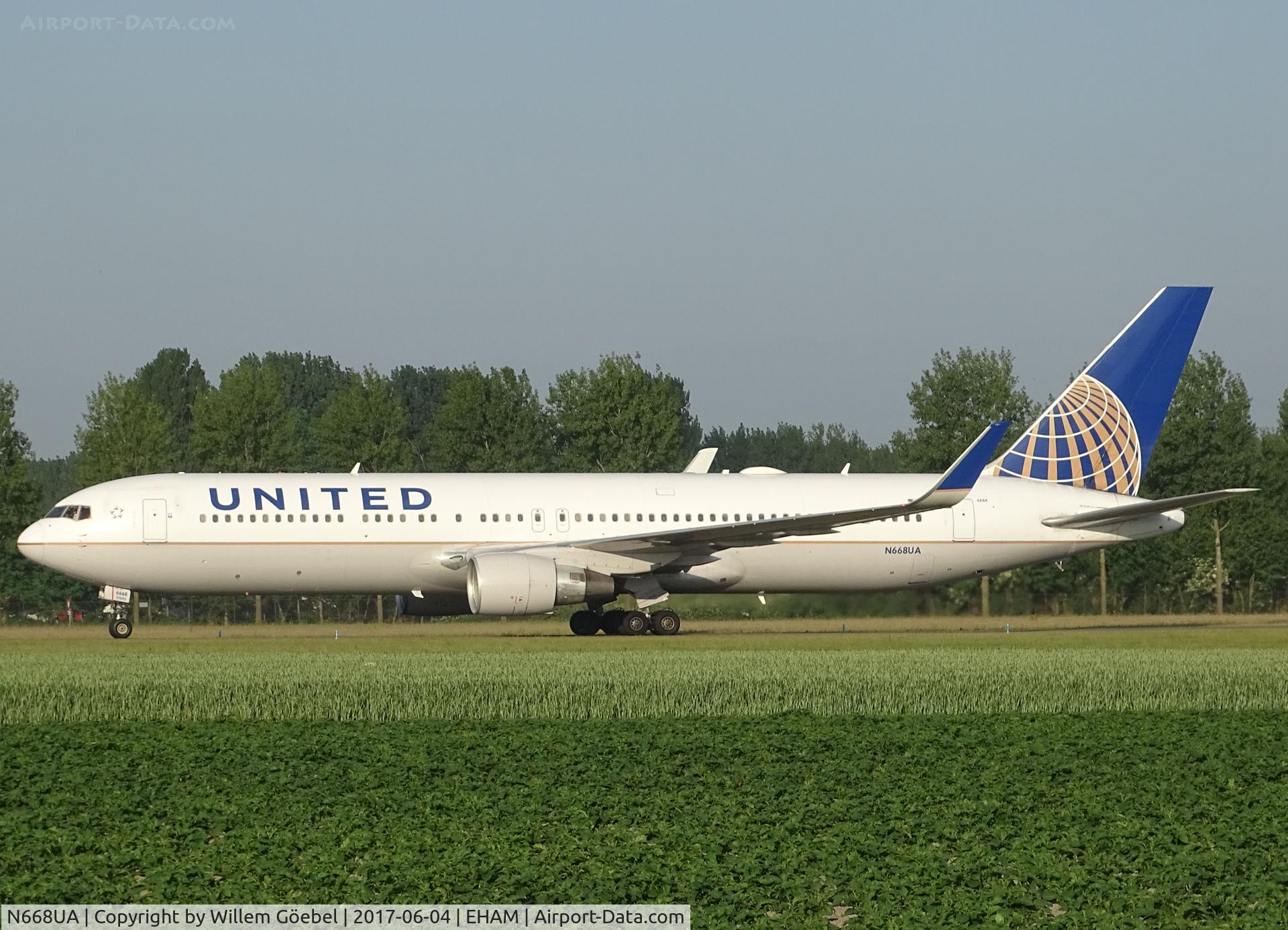 N668UA, 1999 Boeing 767-322 C/N 30024, Taxi to te gate on Amsterdam Schiphol Airport