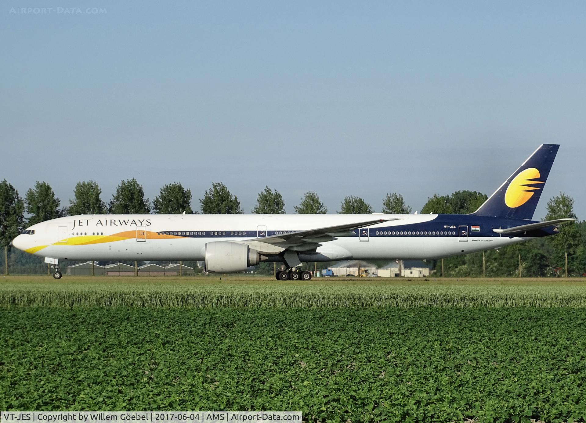 VT-JES, 2007 Boeing 777-35R/ER C/N 35159, Taxi to te gate on Amsterdam Schiphol Airport