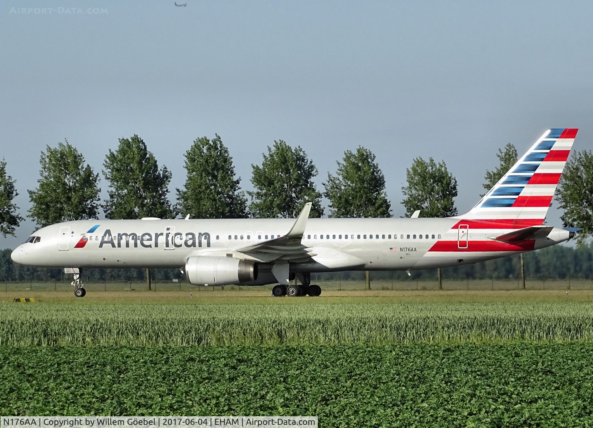 N176AA, 2001 Boeing 757-223 C/N 32395/994, Taxi to te gate on Amsterdam Schiphol Airport