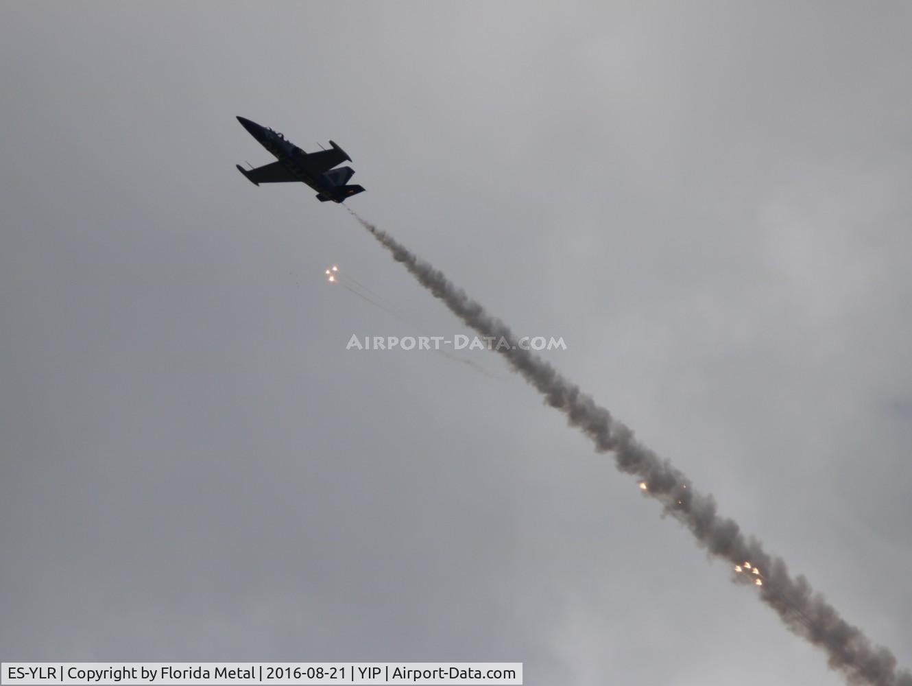 ES-YLR, Aero L-39 Albatros C/N 691880, Breitling flare drop