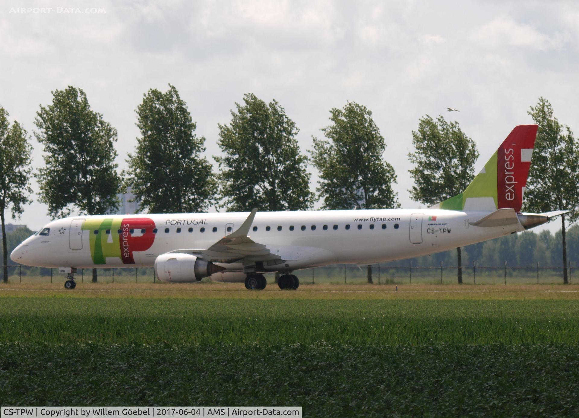 CS-TPW, 2012 Embraer 190LR (ERJ-190-100LR) C/N 19000550, Taxi to te gate on Amsterdam Schiphol Airport