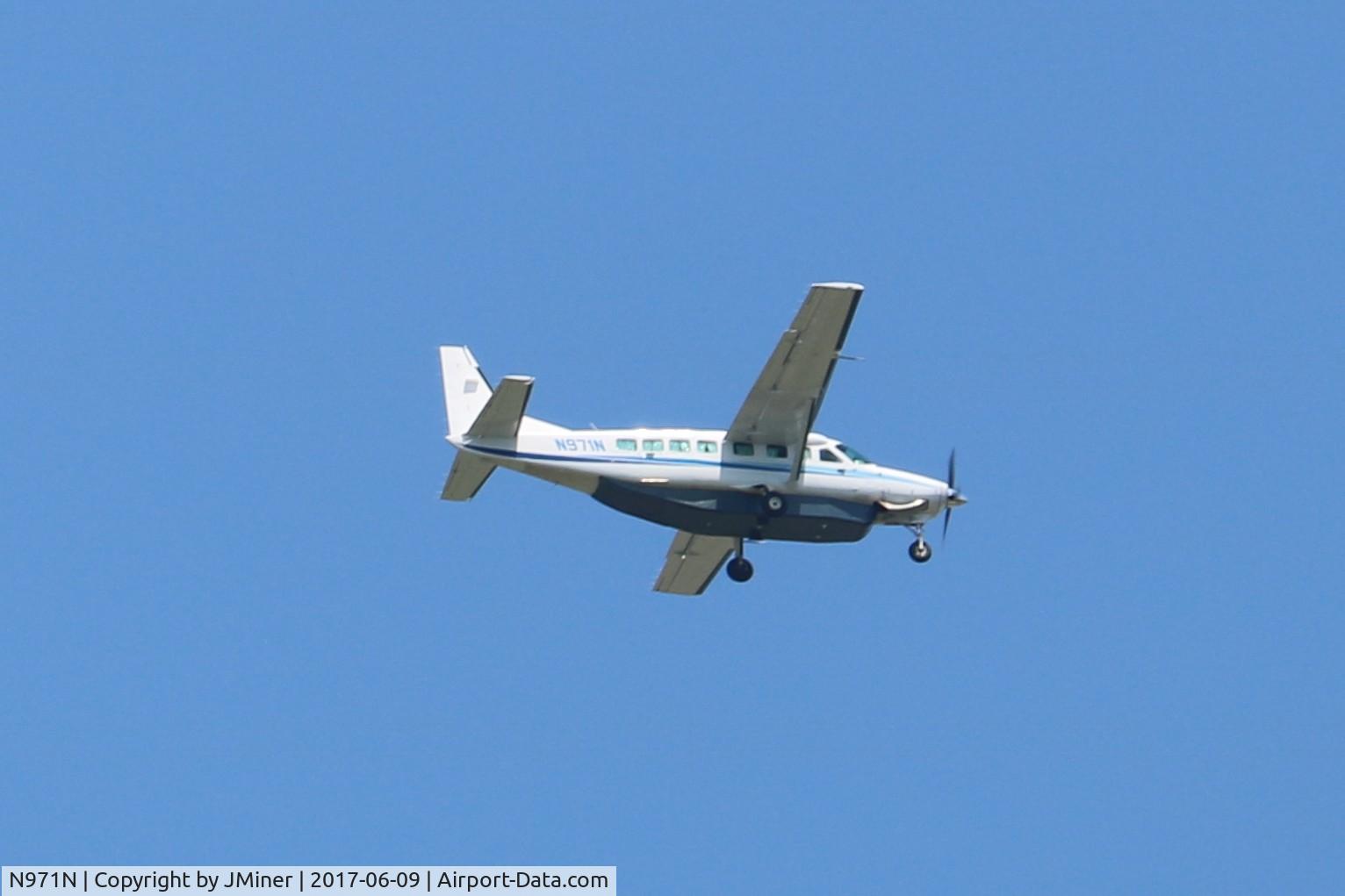 N971N, 2004 Cessna 208B Grand Caravan C/N 208B1071, Flying over Geneva, IL.