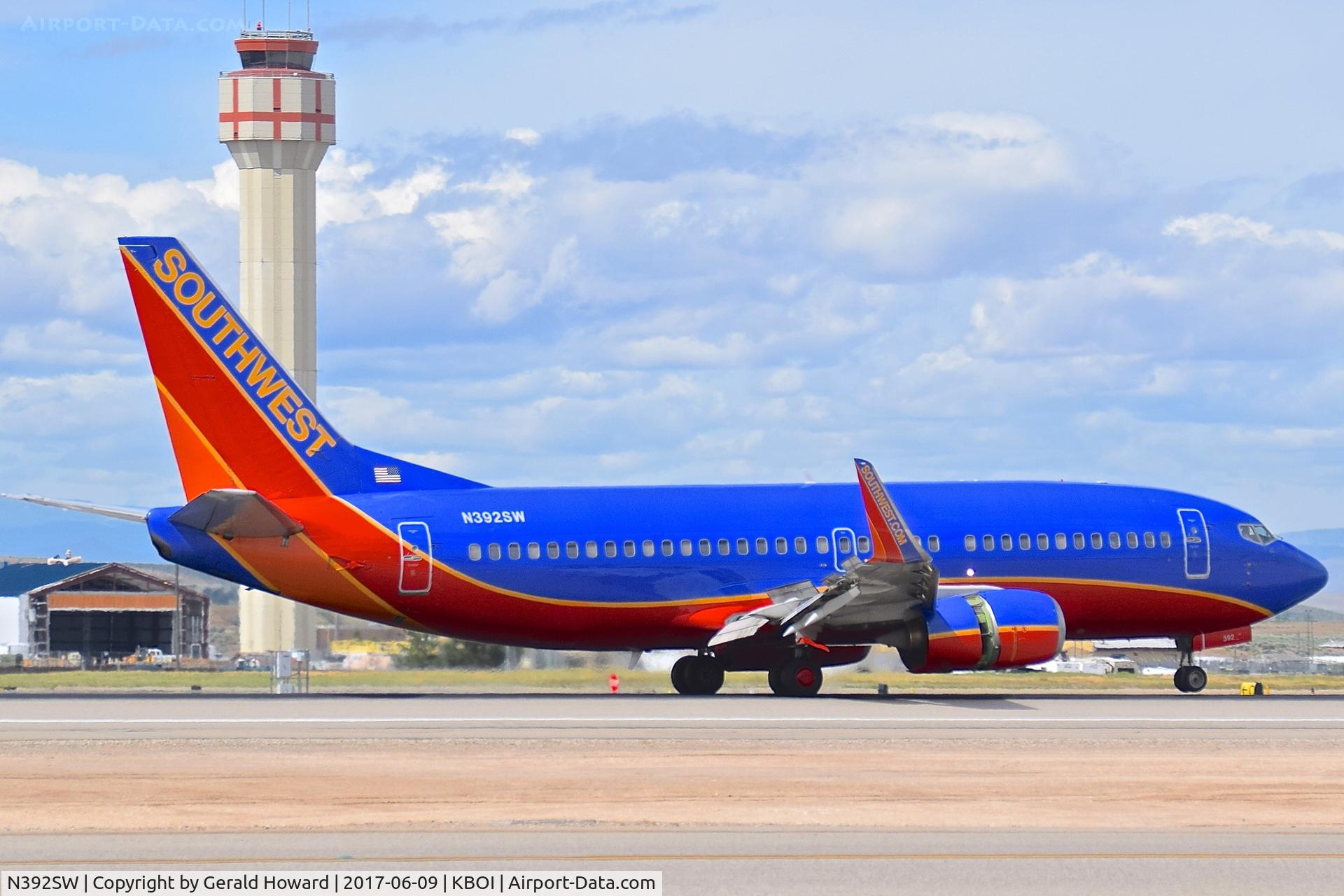 N392SW, 1994 Boeing 737-3H4 C/N 27379, Landing roll out on RWY 28R.