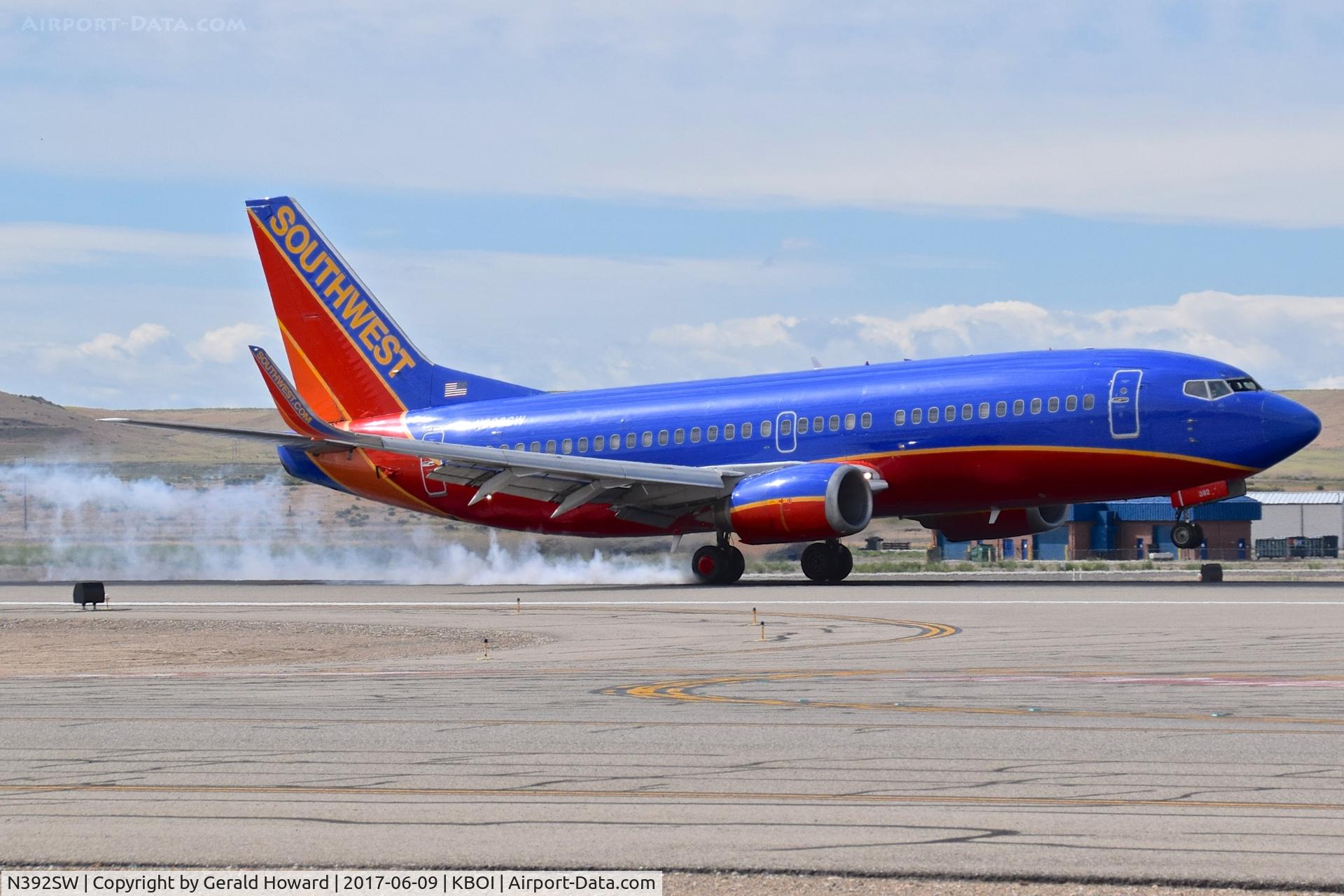 N392SW, 1994 Boeing 737-3H4 C/N 27379, Landing RWY 28R.