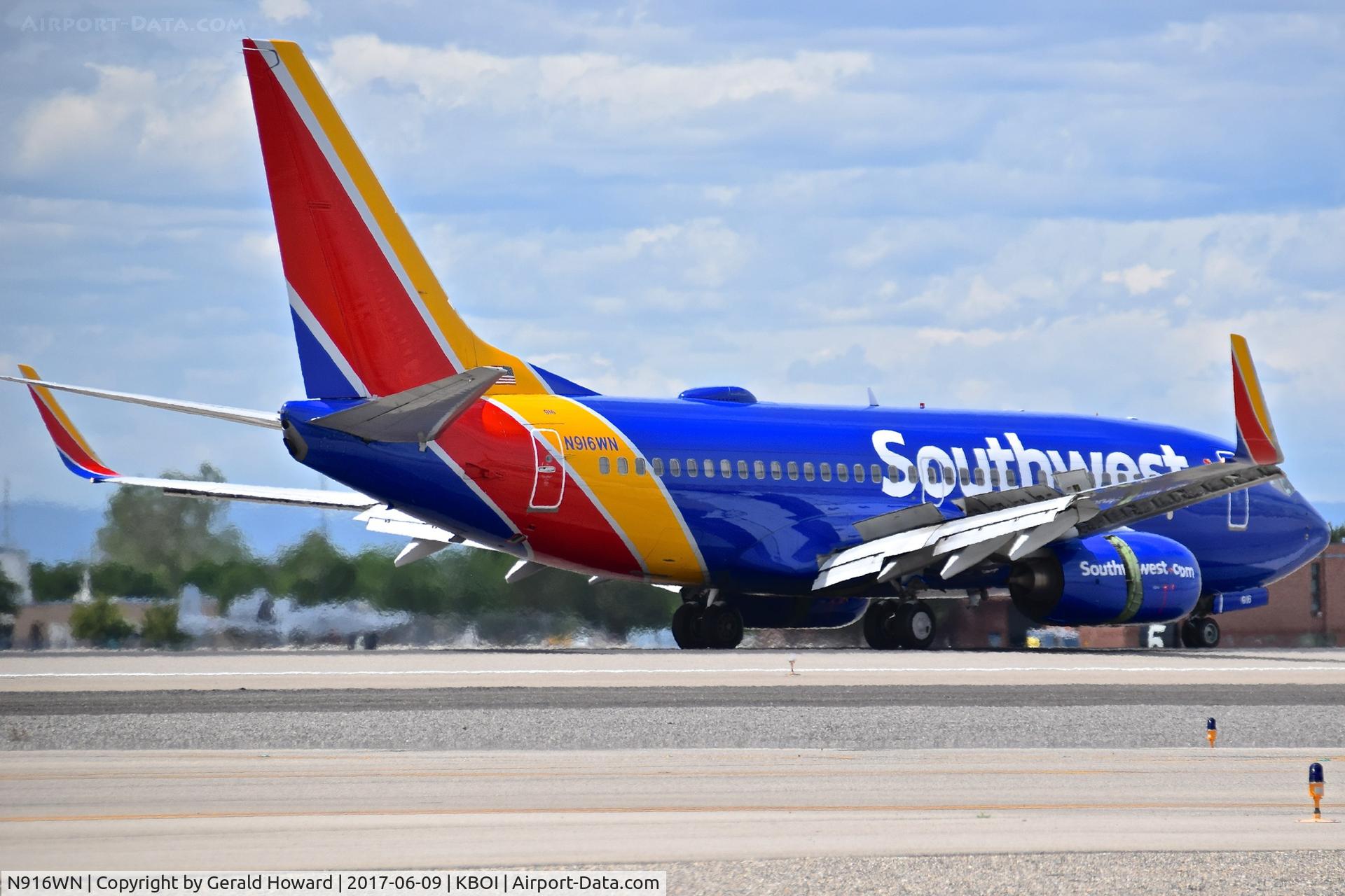 N916WN, 2008 Boeing 737-7H4 C/N 36623, Landing roll out on RWY 28R.