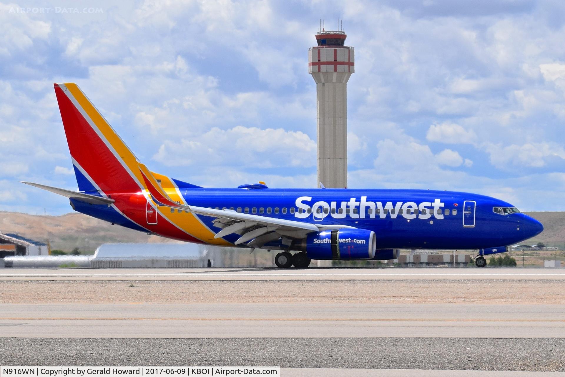 N916WN, 2008 Boeing 737-7H4 C/N 36623, Landing RWY 28R.