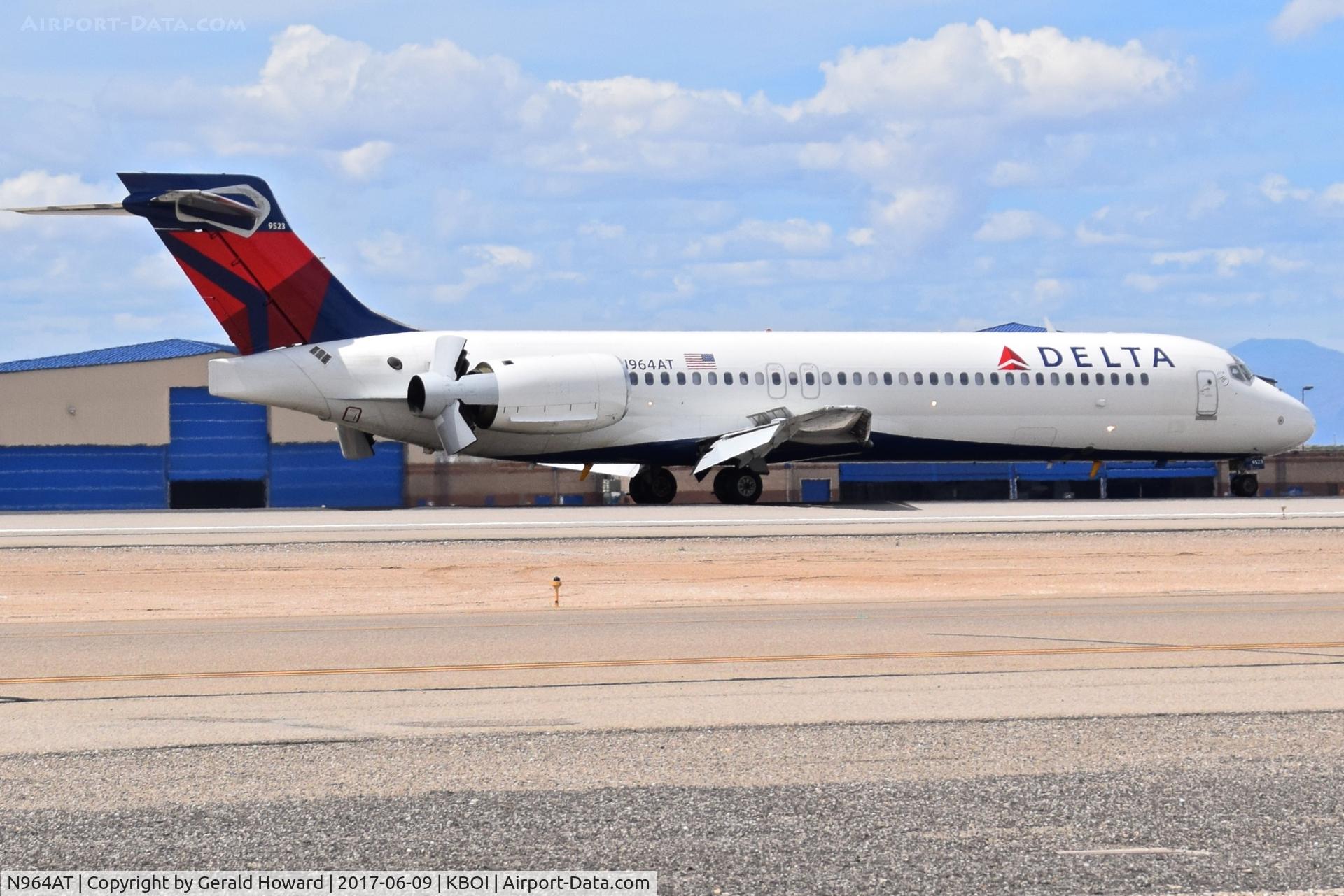 N964AT, 2001 Boeing 717-200 C/N 55025, Landing RWY 28R.