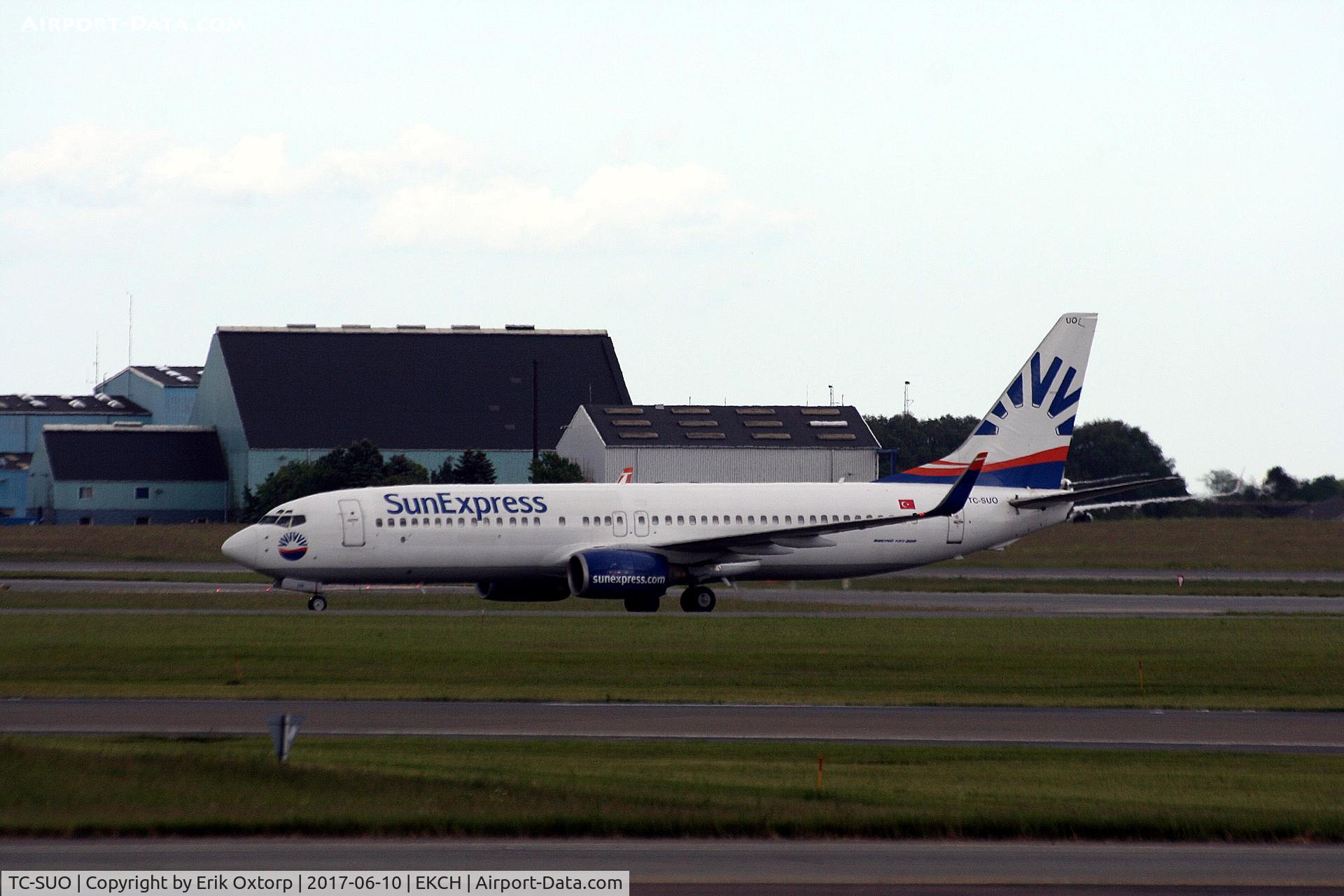 TC-SUO, 2001 Boeing 737-86Q C/N 30272, TC-SUO just arrived rw 22L