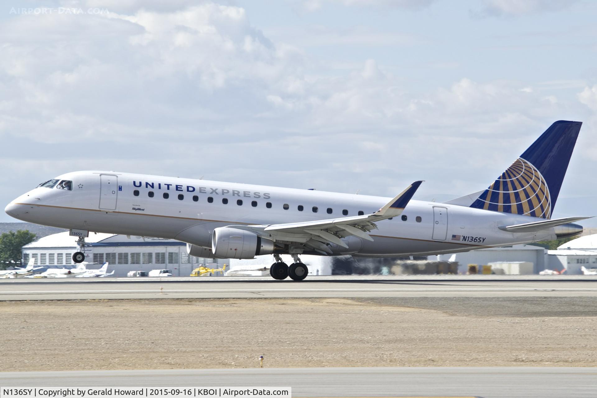 N136SY, 2015 Embraer 175LR (ERJ-170-200LR) C/N 17000462, Landing RWY 10L.