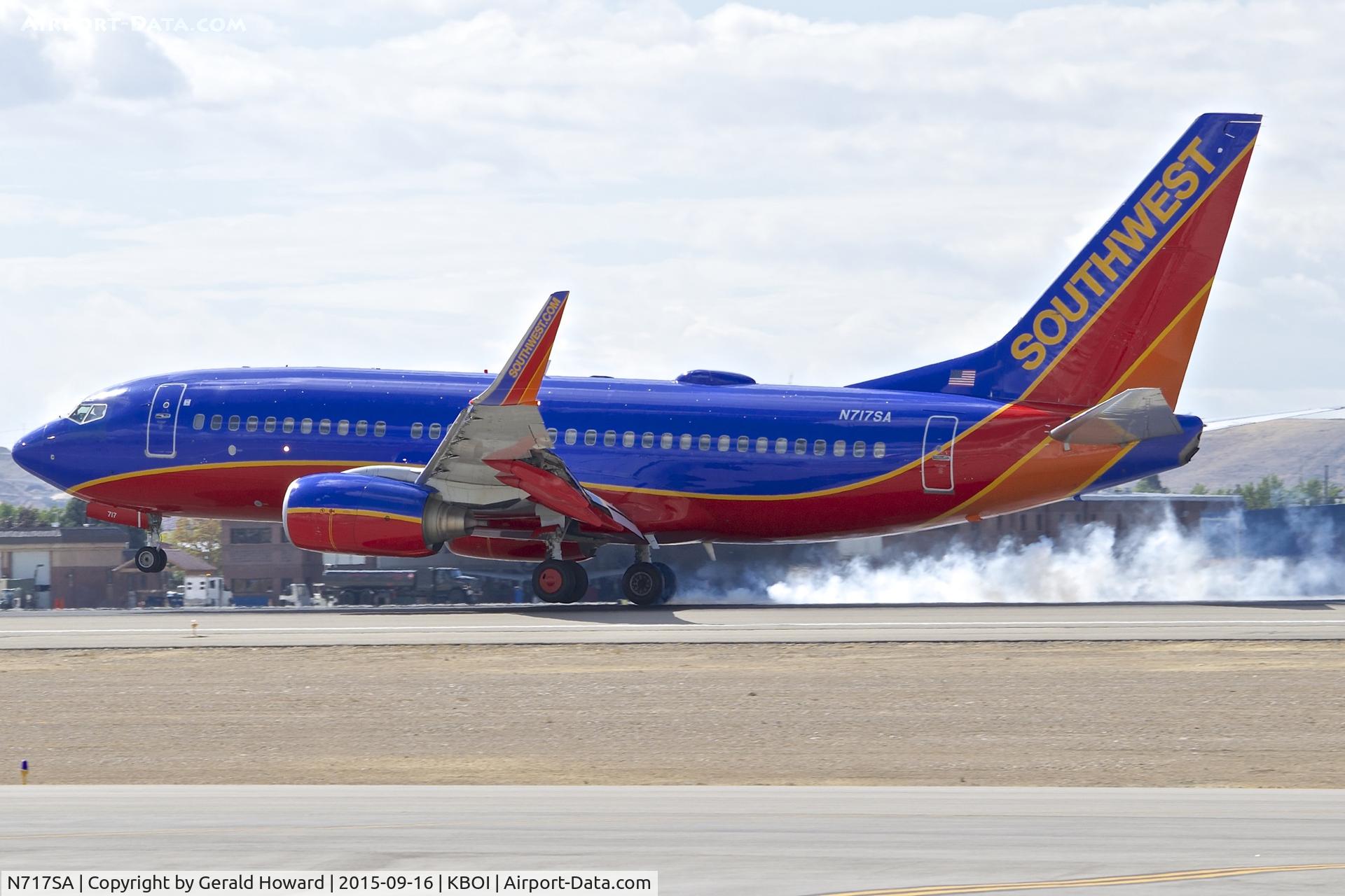 N717SA, 1998 Boeing 737-7H4 C/N 27851, Touch down on RWY 10L.