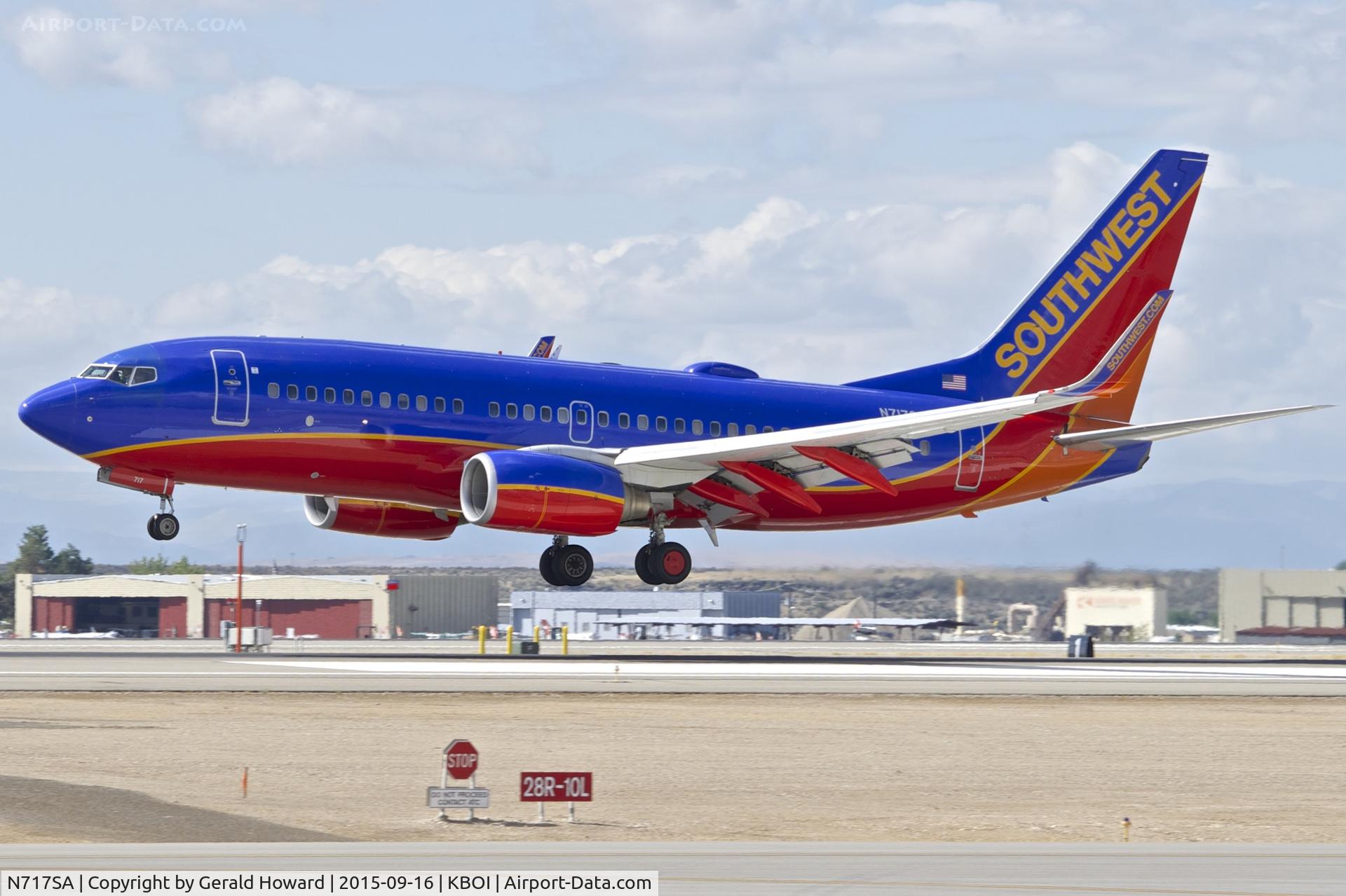 N717SA, 1998 Boeing 737-7H4 C/N 27851, Landing RWY 10L.