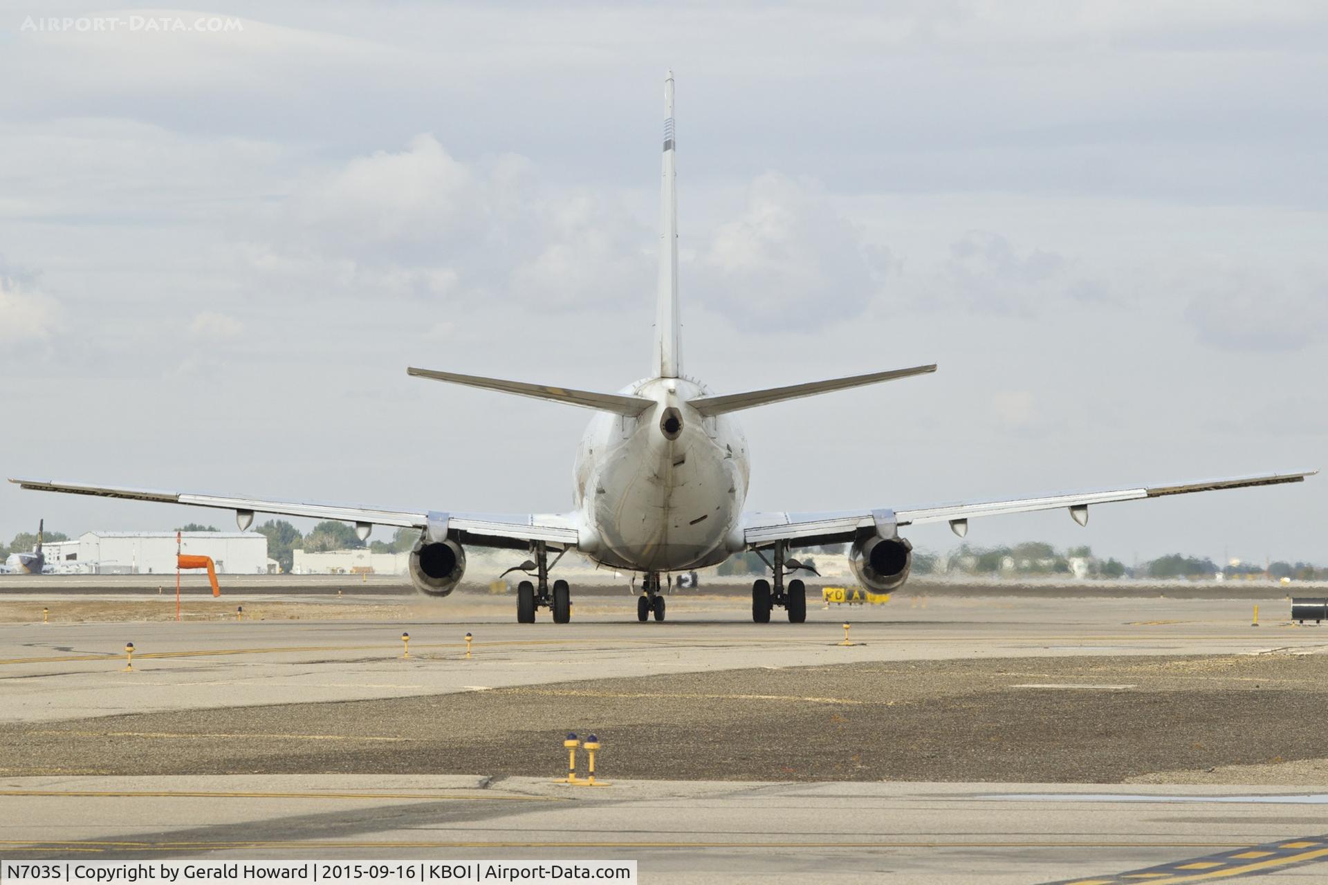N703S, 1981 Boeing 737-2T4 C/N 22529, Taxing onto Alpha.