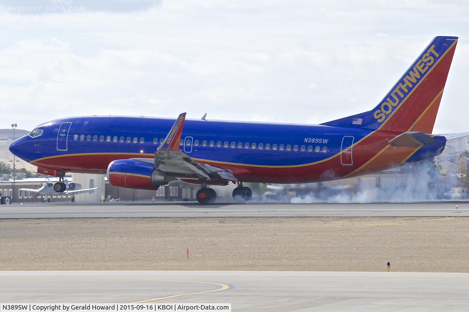 N389SW, 1994 Boeing 737-3H4 C/N 26592, Touch down on RWY 10L.