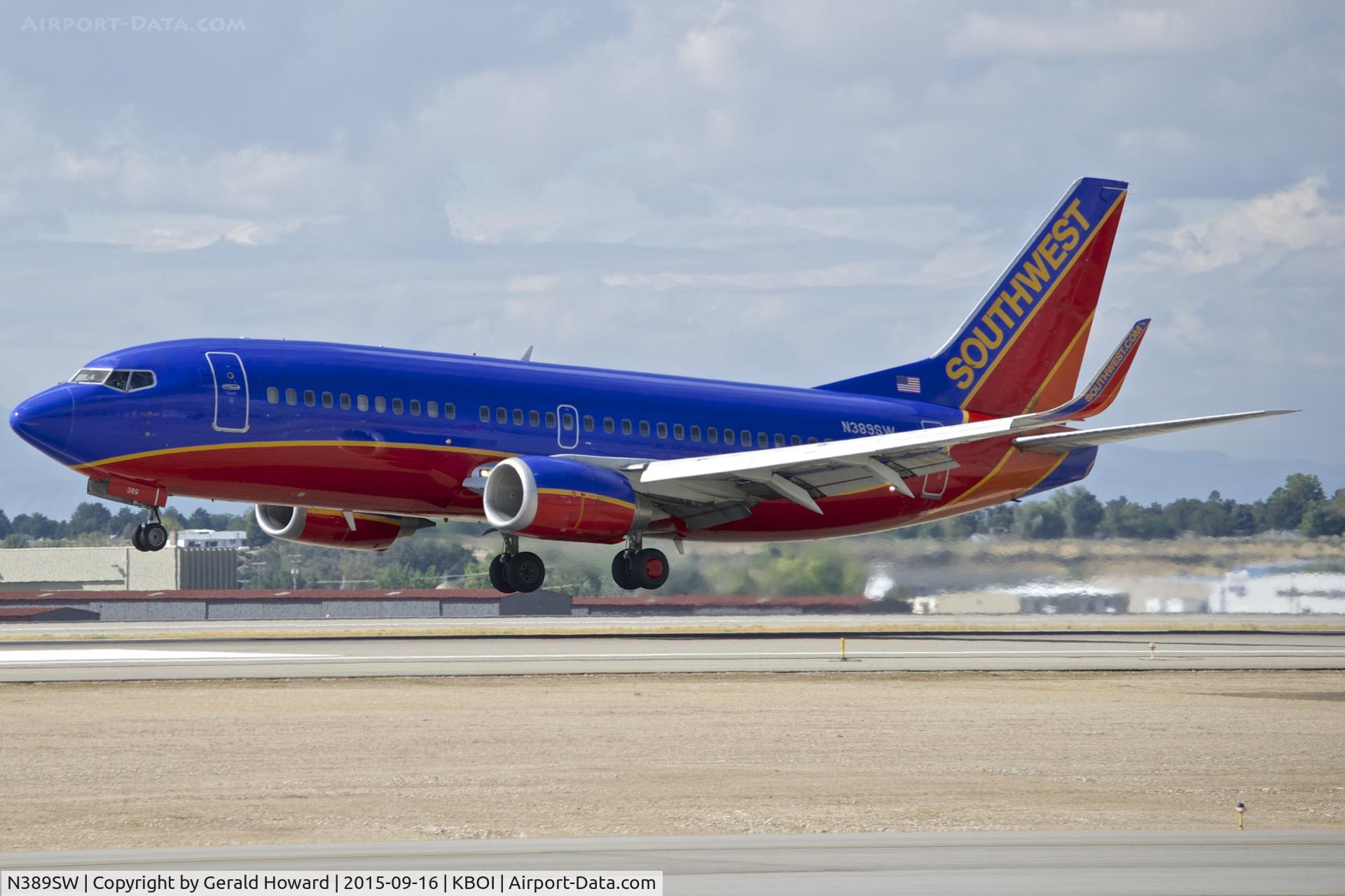 N389SW, 1994 Boeing 737-3H4 C/N 26592, Landing RWY 10L.
