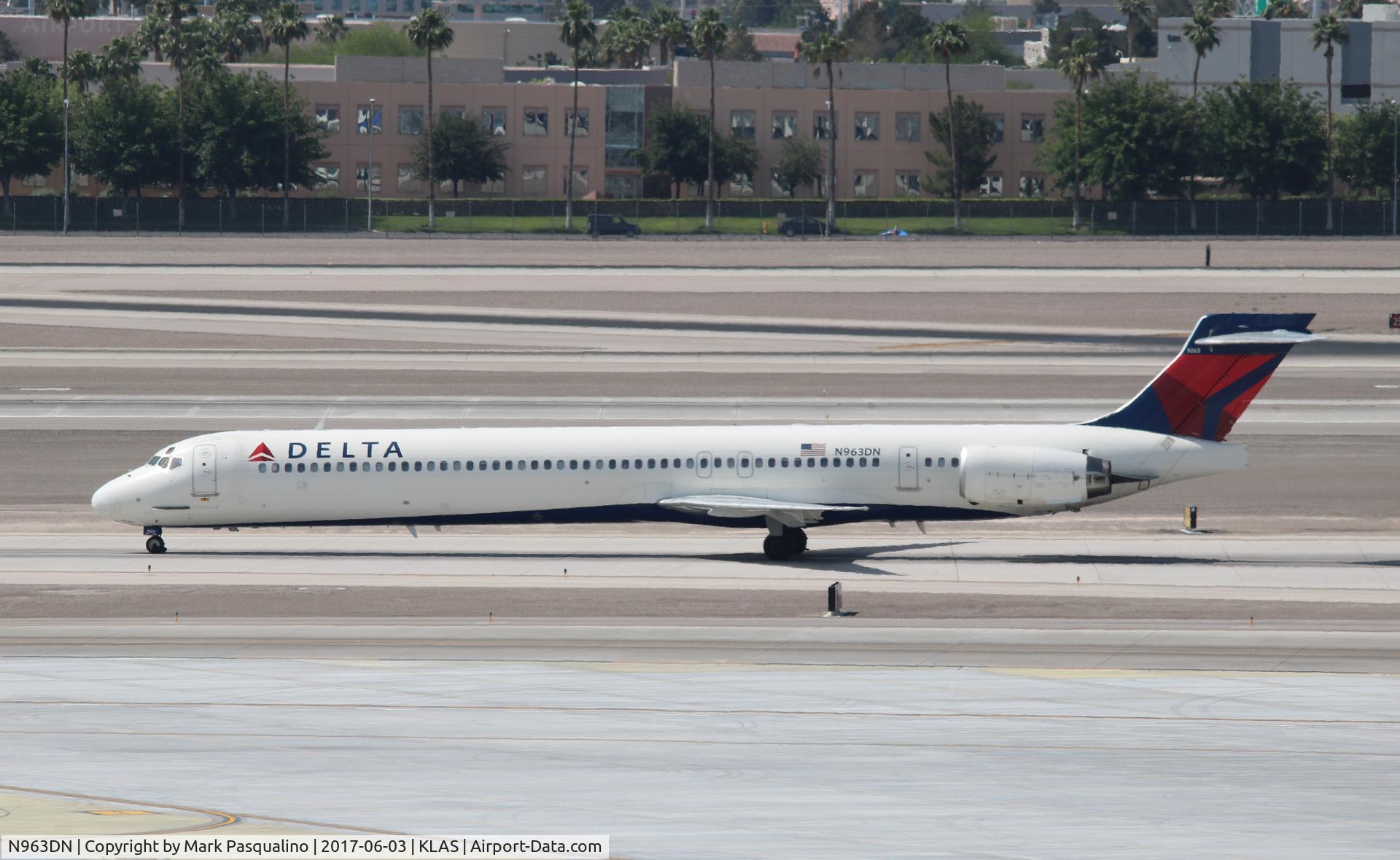 N963DN, 1998 McDonnell Douglas MD-90-30 C/N 53533, MD-90-30