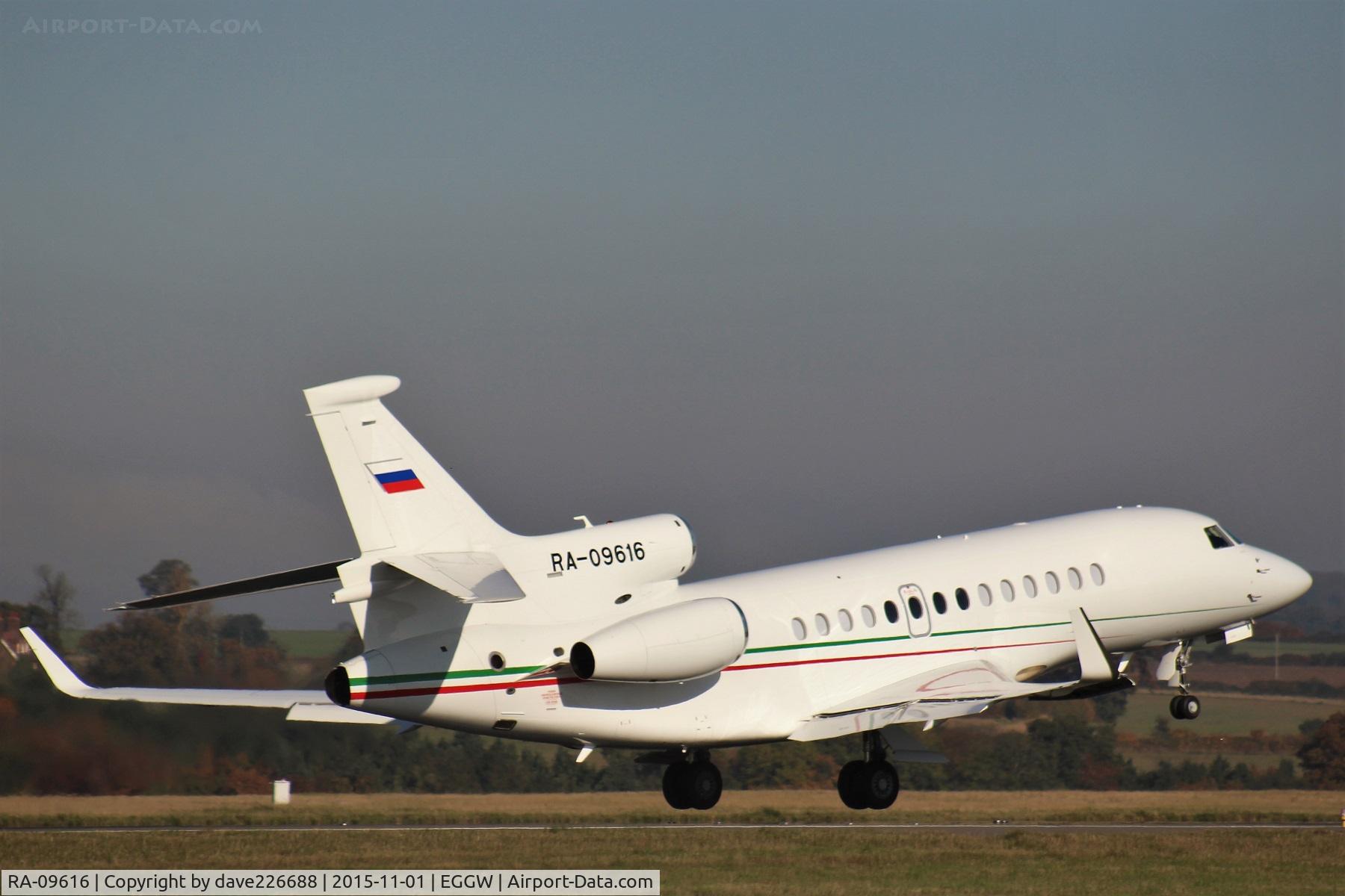RA-09616, 2013 Dassault Falcon 7X C/N 191, RA 09616 taking off on runway 08 at London Luton