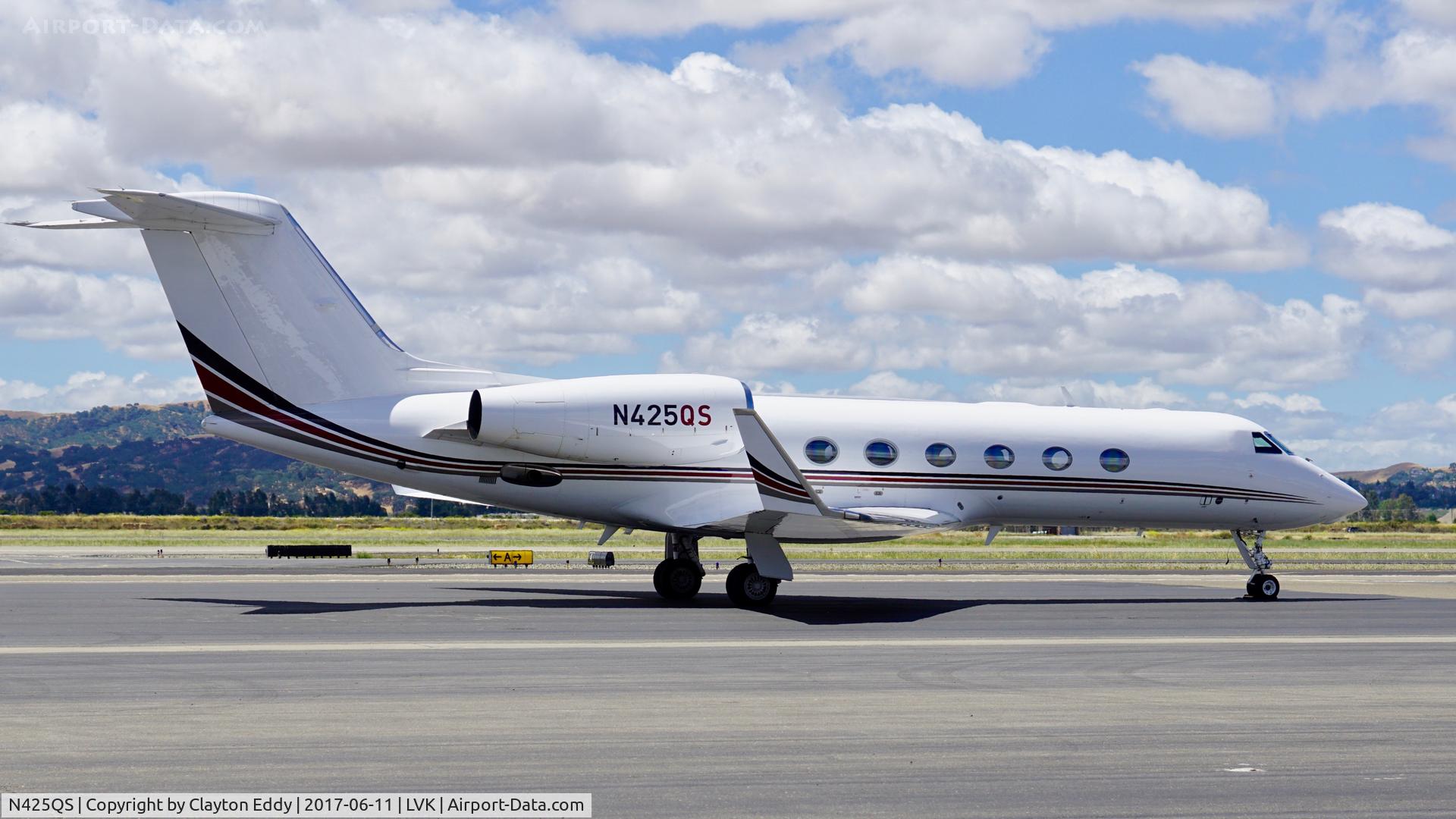 N425QS, 2004 Gulfstream Aerospace GIV-X (G450) C/N 4010, Livermore Airport California 2017.