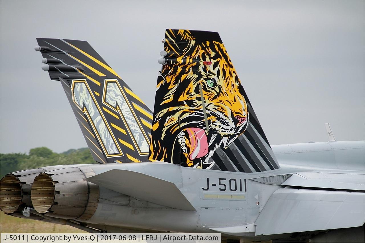 J-5011, McDonnell Douglas F/A-18C Hornet C/N 1351, McDonnell Douglas FA-18C Hornet, Close view of tail, Landivisiau Naval Air Base (LFRJ) Tiger Meet 2017