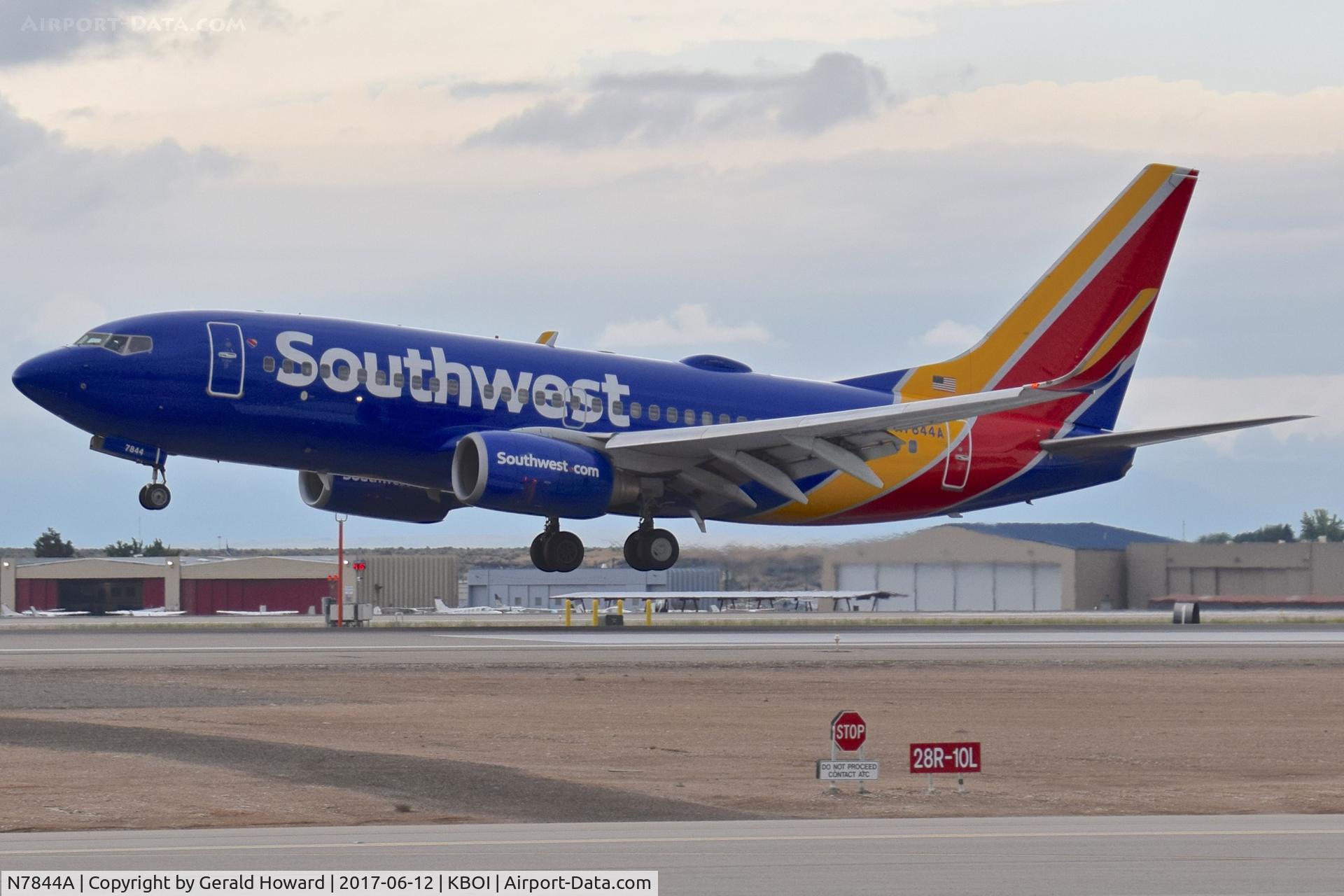 N7844A, 2006 Boeing 737-752 C/N 35118, Landing RWY 10L.