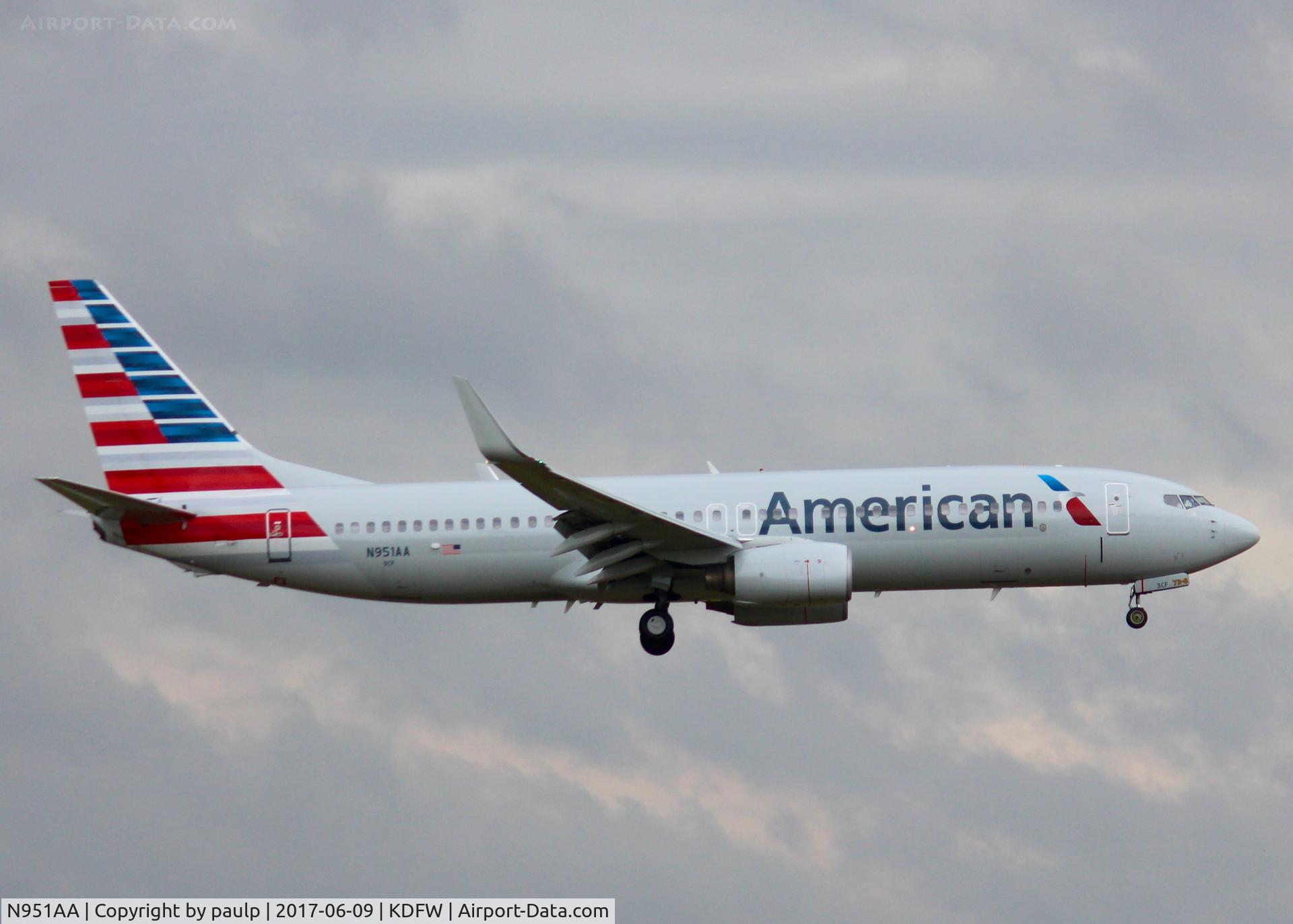N951AA, 2000 Boeing 737-823 C/N 29538, At DFW.