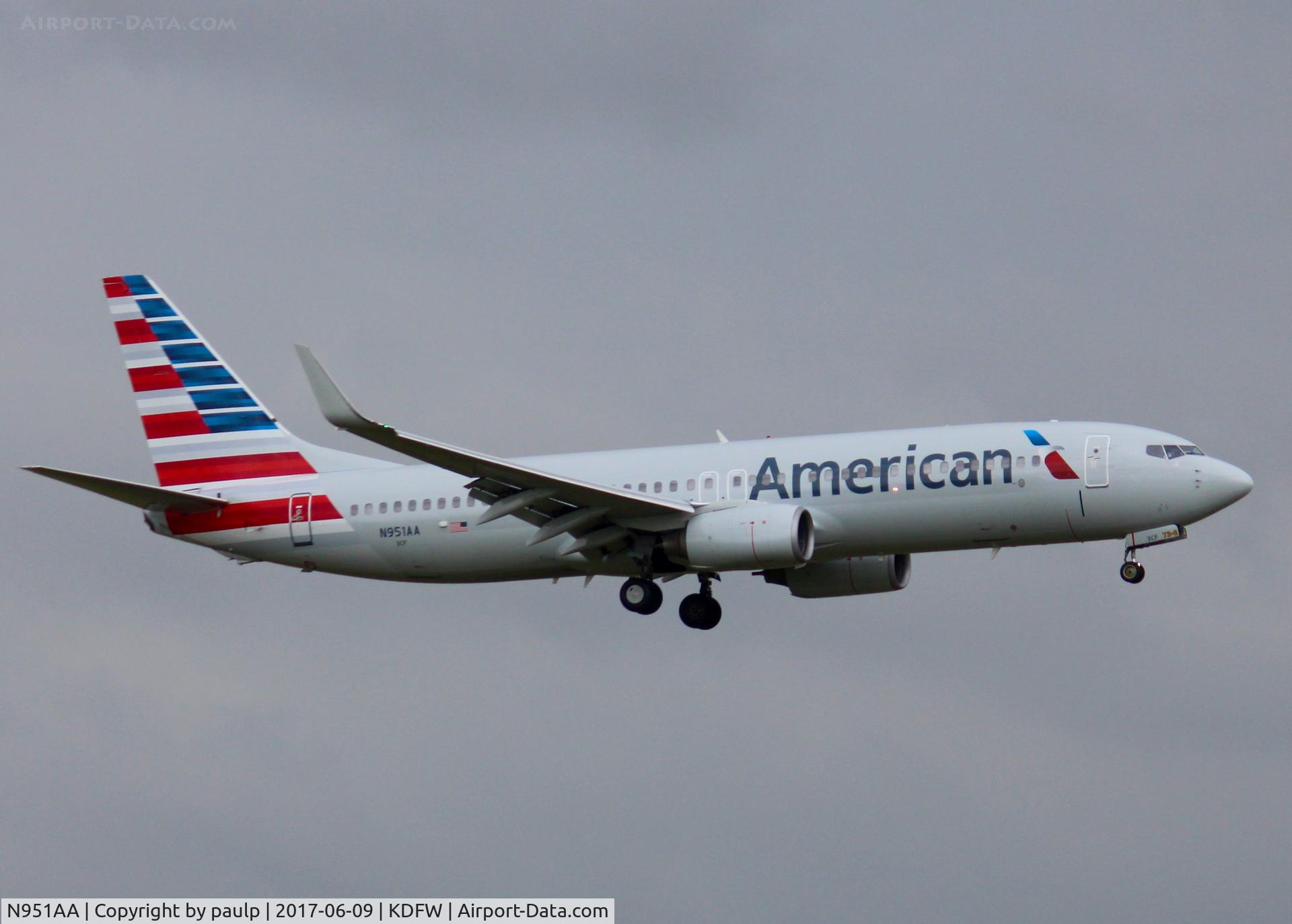N951AA, 2000 Boeing 737-823 C/N 29538, At DFW.