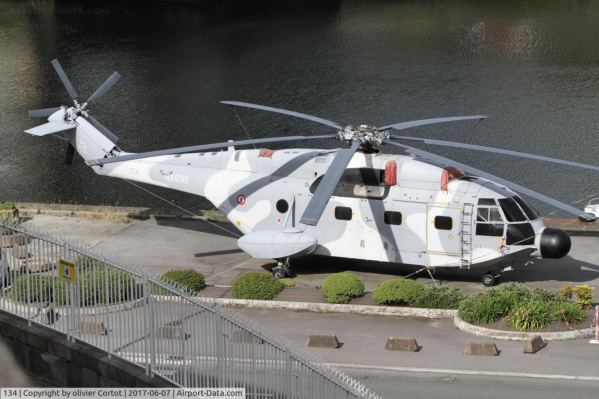 134, Aérospatiale SA-321G Super Frelon C/N 134, Well preserved Super Frelon in the Brest military Harbor