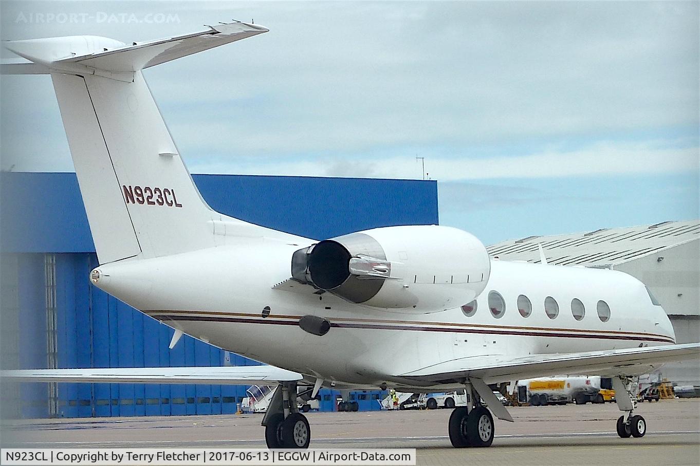 N923CL, 2001 Gulfstream Aerospace G-IV C/N 1471, At London - Luton Airport