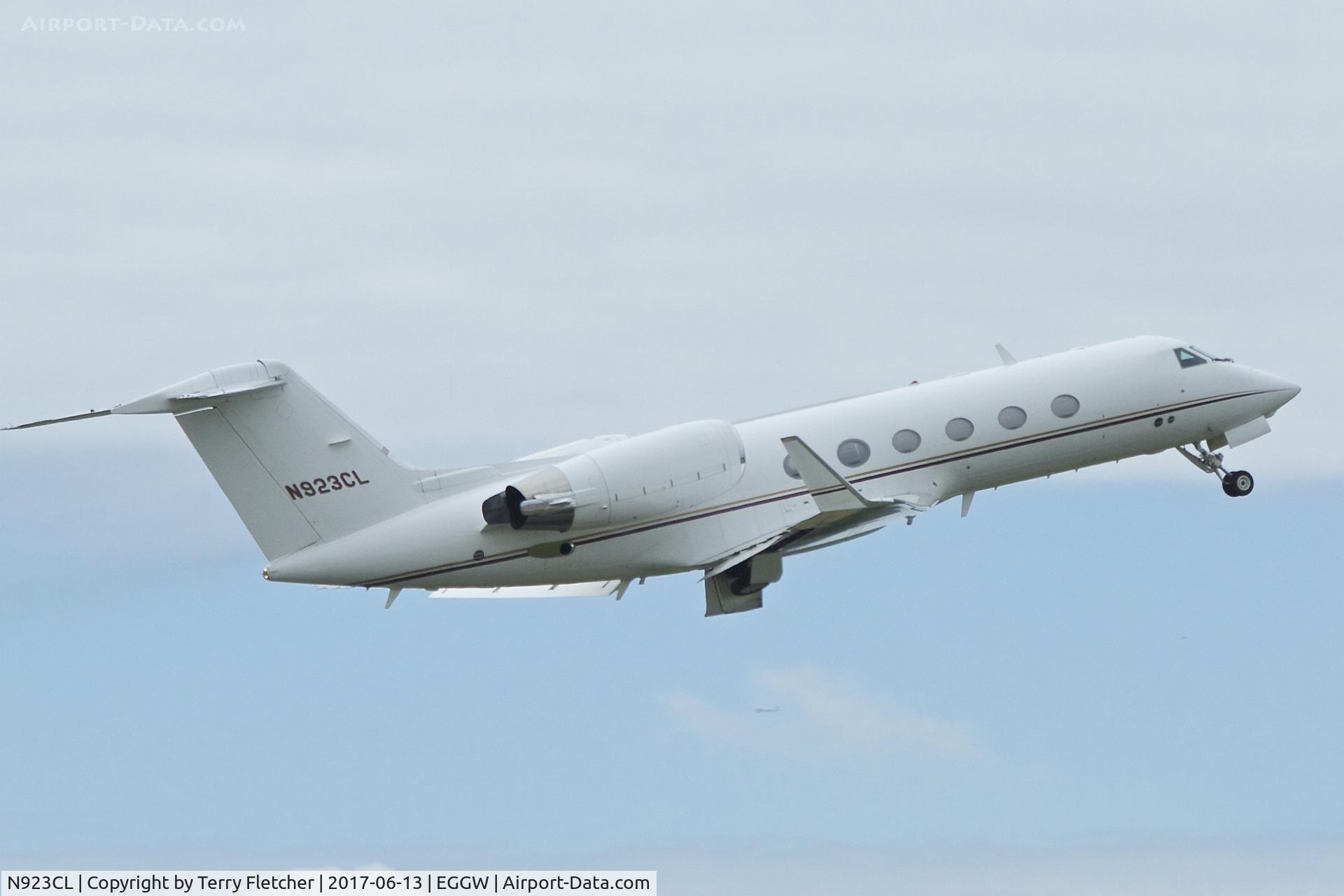 N923CL, 2001 Gulfstream Aerospace G-IV C/N 1471, At London - Luton Airport