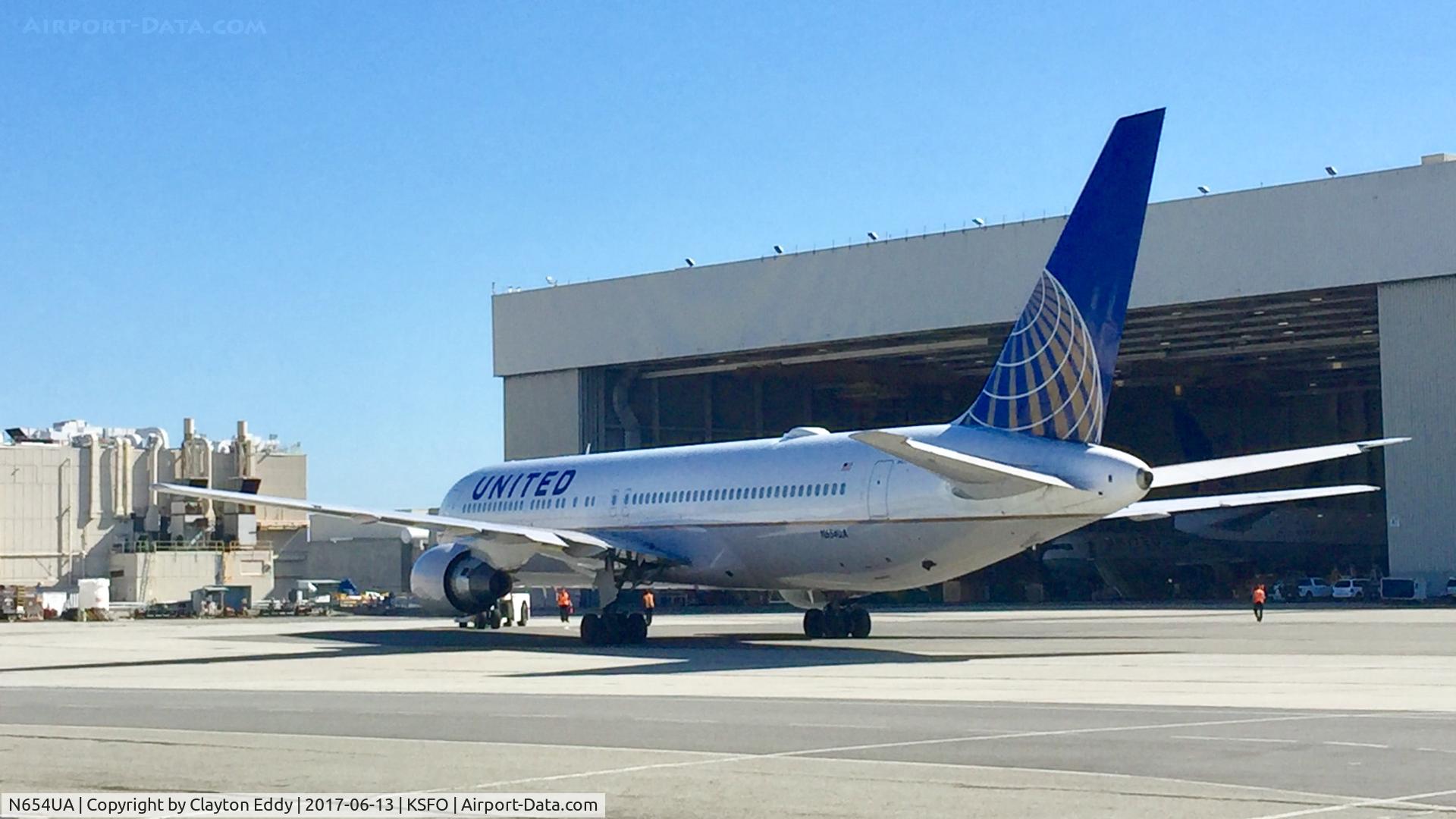 N654UA, 1992 Boeing 767-322ER C/N 25392, SFO 2017.