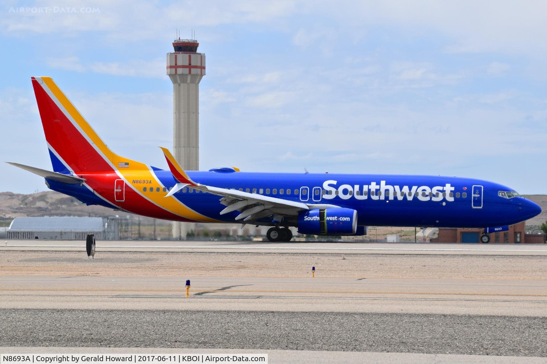 N8693A, 2016 Boeing 737-8H4 C/N 36921, Landing roll out on RWY 28R.