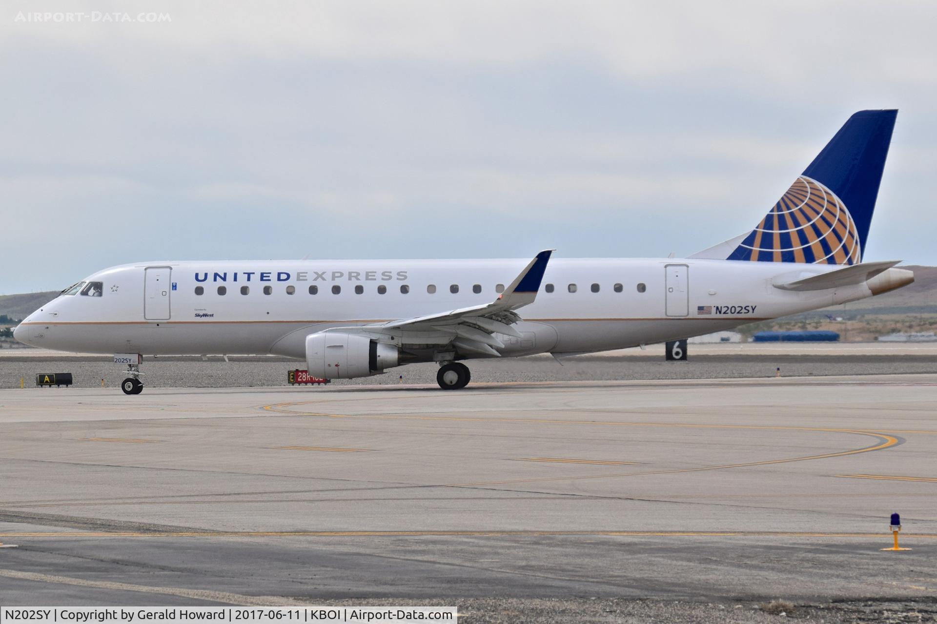 N202SY, 2016 Embraer 175LR (ERJ-170-200LR) C/N 17000624, Turning onto Alpha.