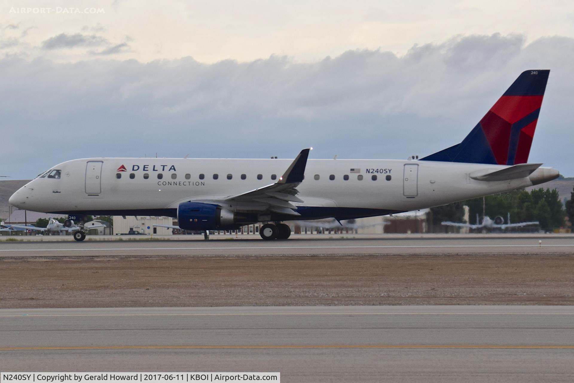 N240SY, 2016 Embraer 175LR (ERJ-170-200LR) C/N 17000580, Take off roll on RWY 10L.
