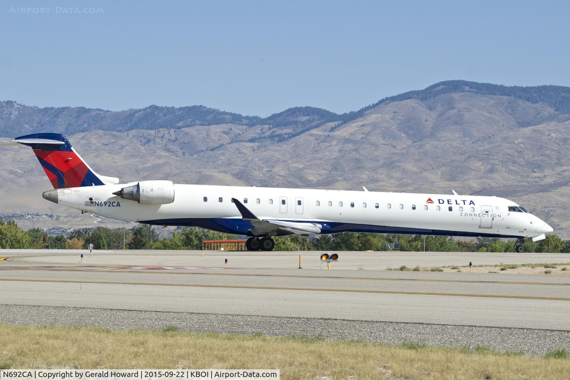 N692CA, 2006 Bombardier CRJ-900ER (CL-600-2D24) C/N 15092, Starting take off roll on RWY 10R.