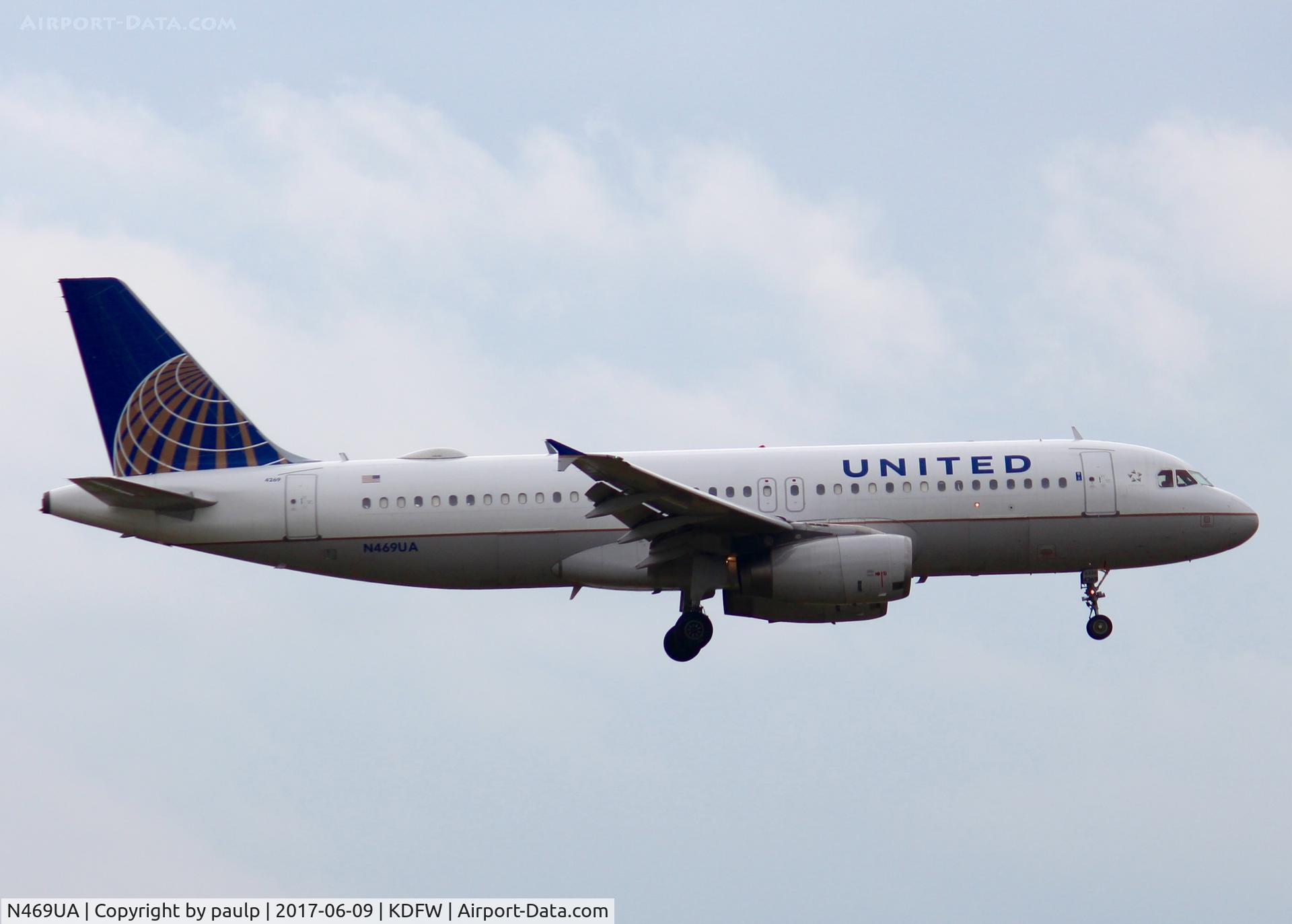 N469UA, 2001 Airbus A320-232 C/N 1409, At DFW.