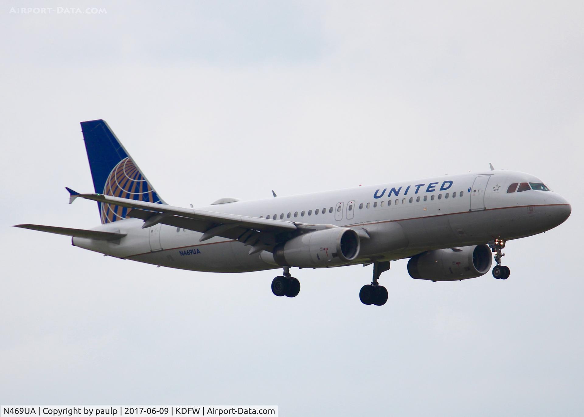 N469UA, 2001 Airbus A320-232 C/N 1409, At DFW.