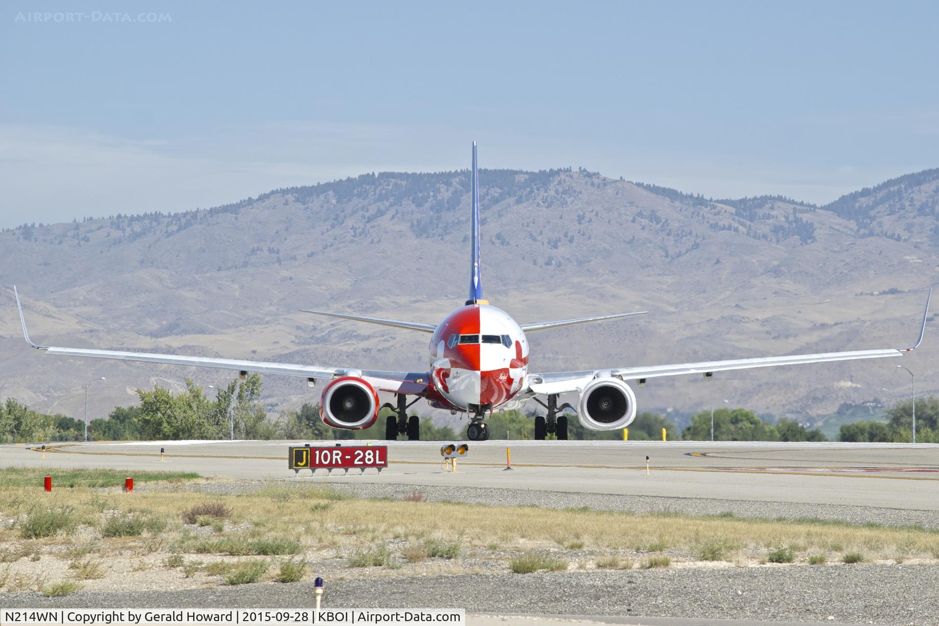 N214WN, 2005 Boeing 737-7H4 C/N 32486, Turning onto RWY 10R.