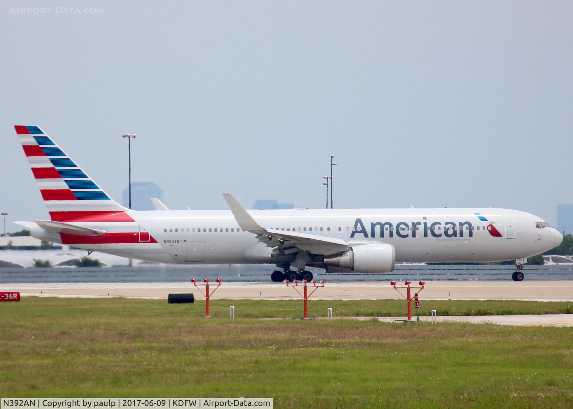 N392AN, 1998 Boeing 767-323 C/N 29429, At DFW.