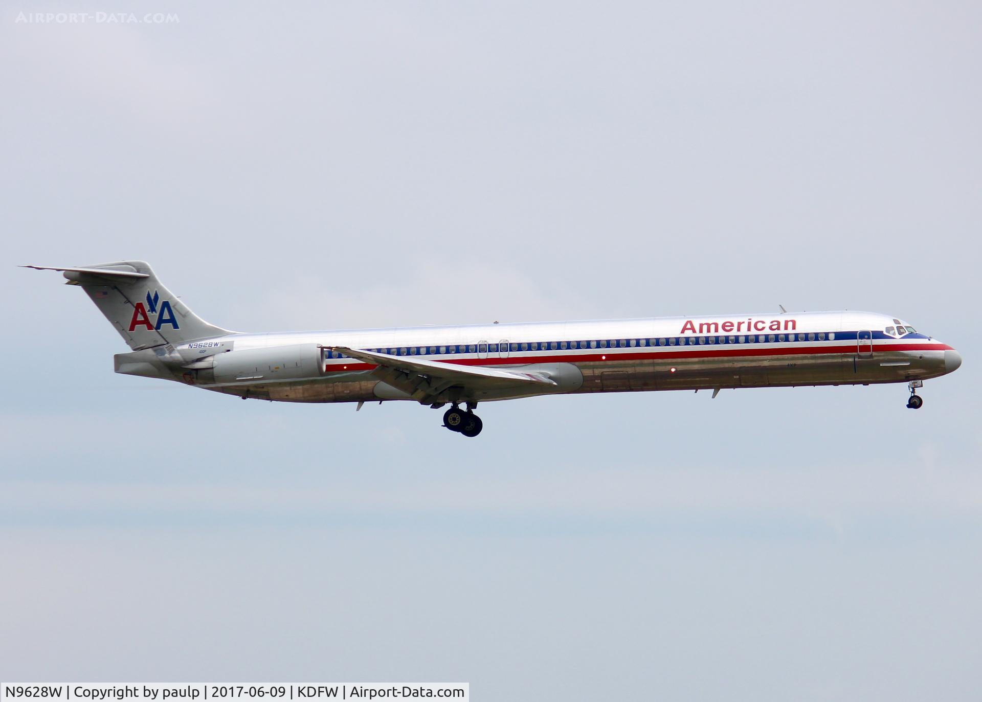 N9628W, 1998 McDonnell Douglas MD-83 (DC-9-83) C/N 53598, At DFW.