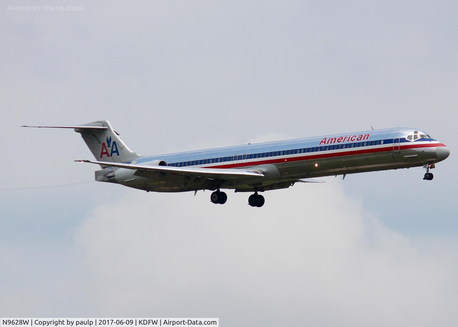 N9628W, 1998 McDonnell Douglas MD-83 (DC-9-83) C/N 53598, At DFW.