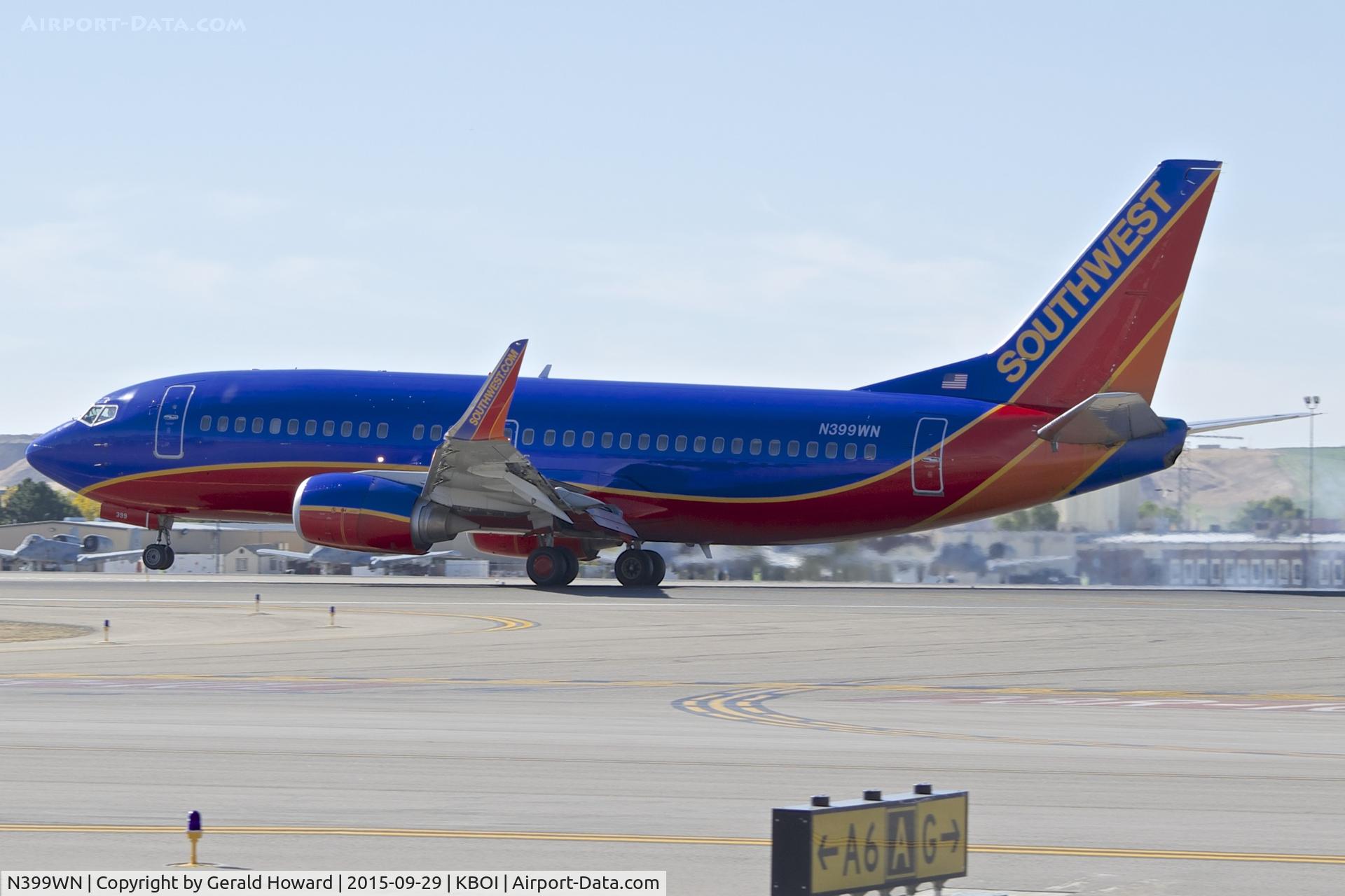 N399WN, 1995 Boeing 737-3H4 C/N 27693, Landing roll out on RWY 10L.