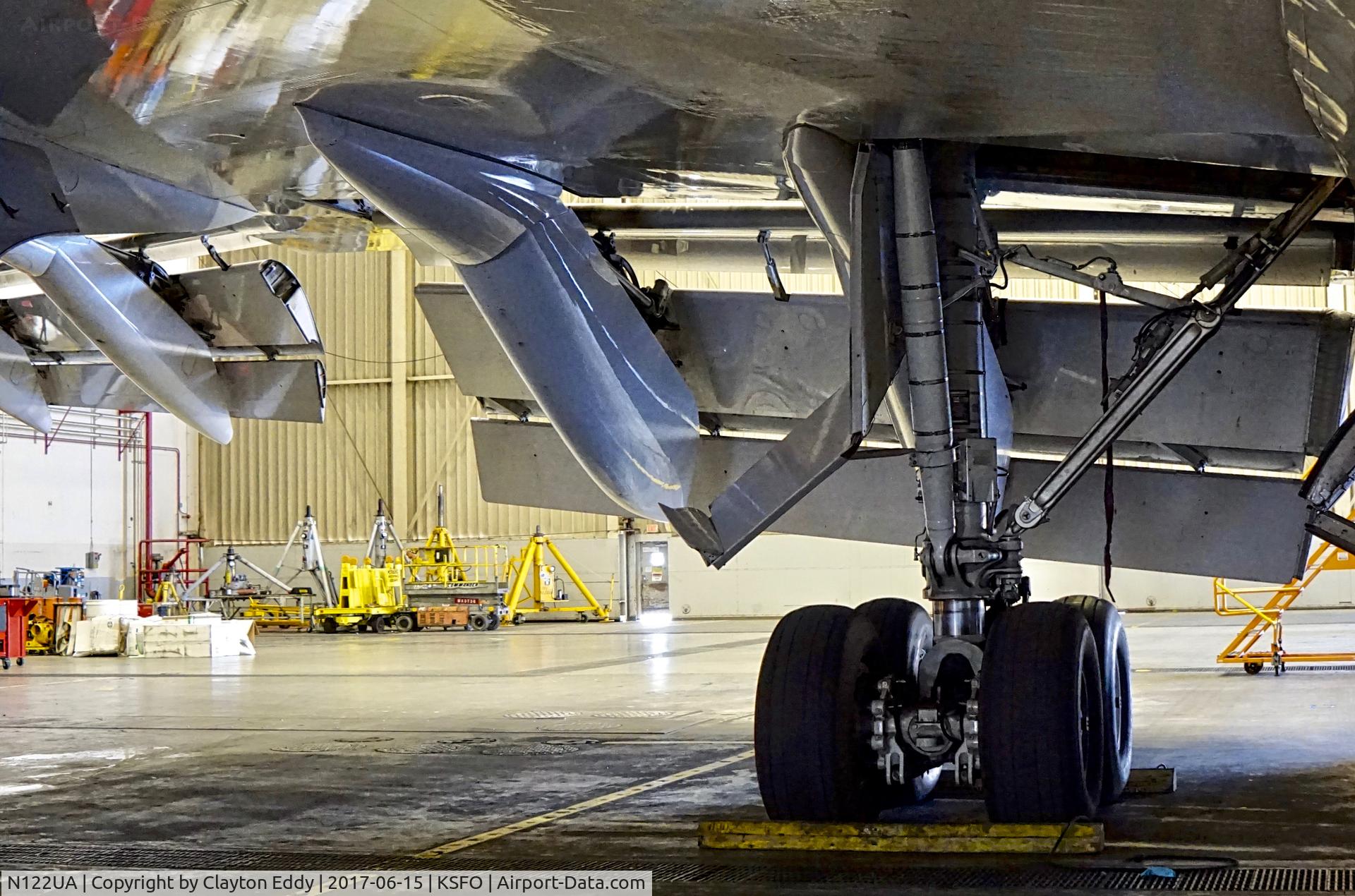 N122UA, 1999 Boeing 747-422 C/N 29168, Right wing gear. SFO. 2017.